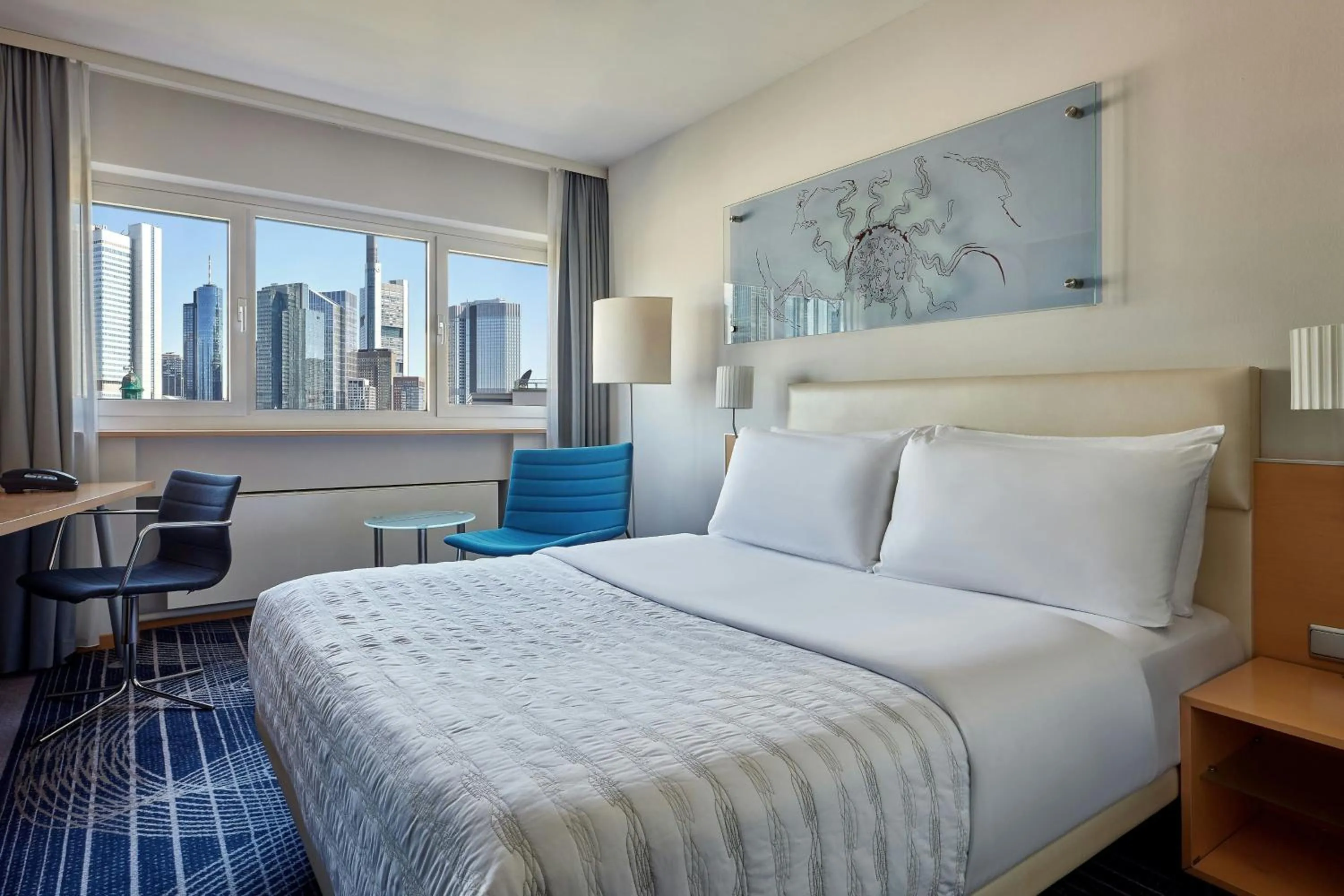 Photo of the whole room, Bed in Le Méridien Frankfurt