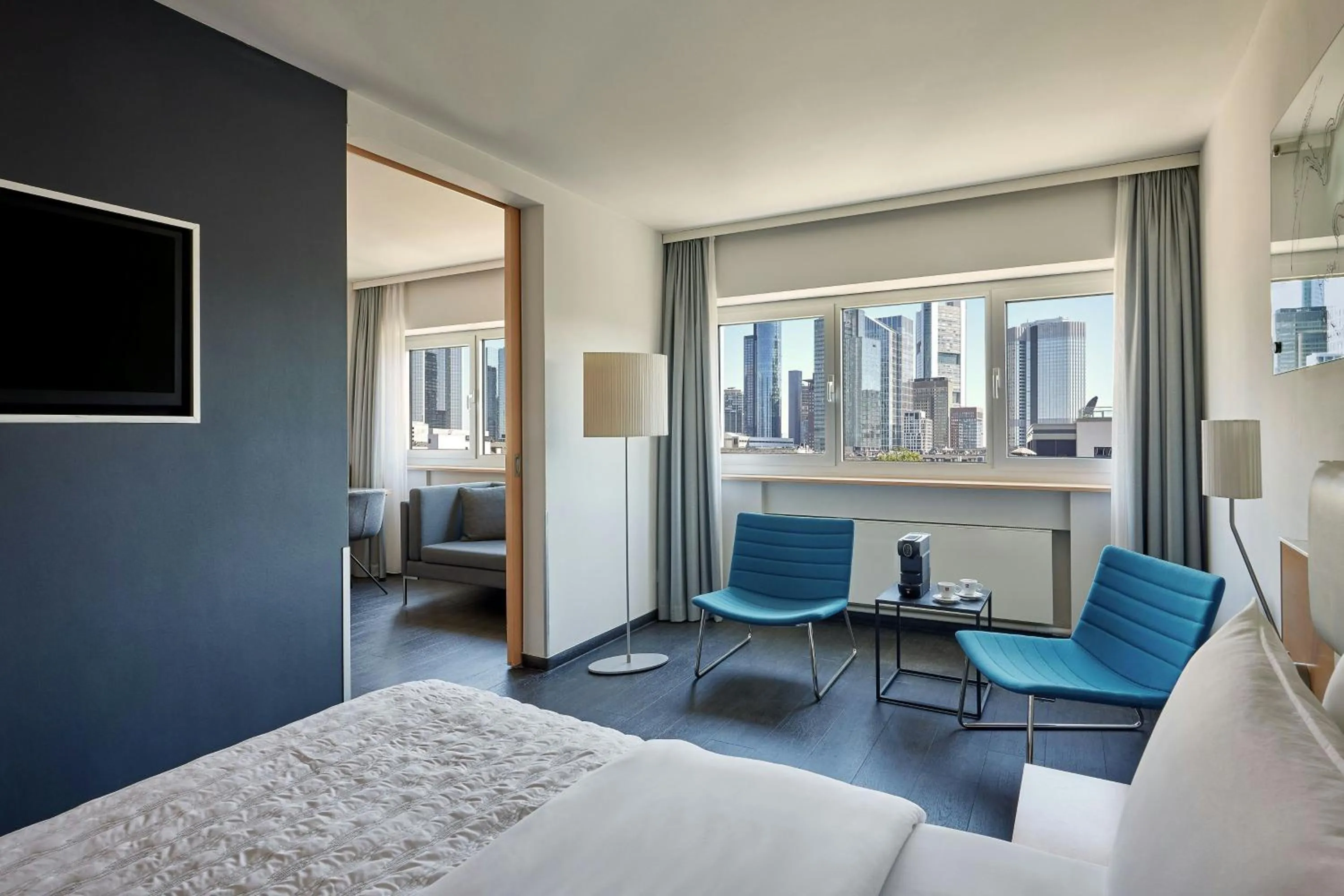 Photo of the whole room, Bed in Le Méridien Frankfurt