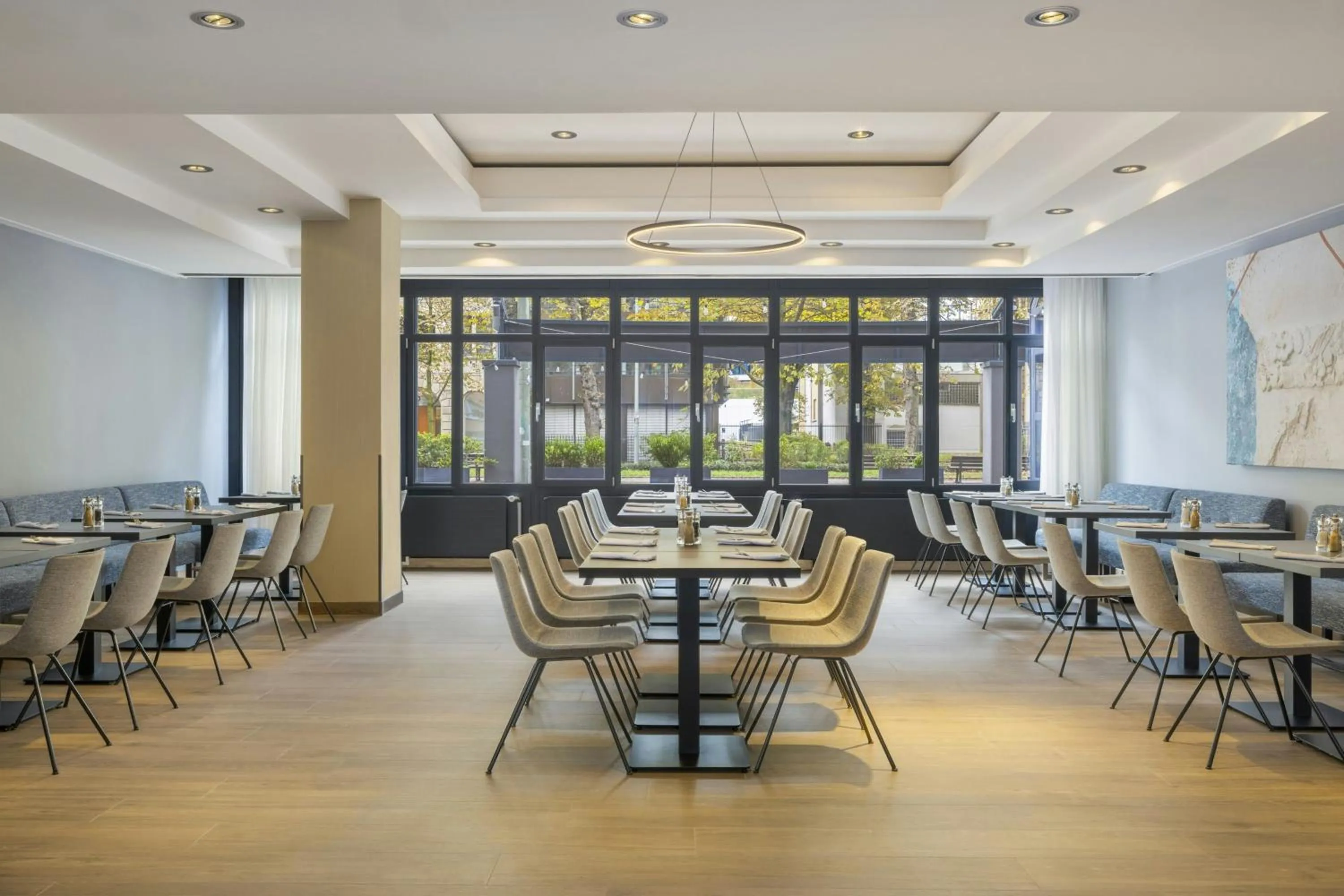 Restaurant/places to eat in Le Méridien Frankfurt