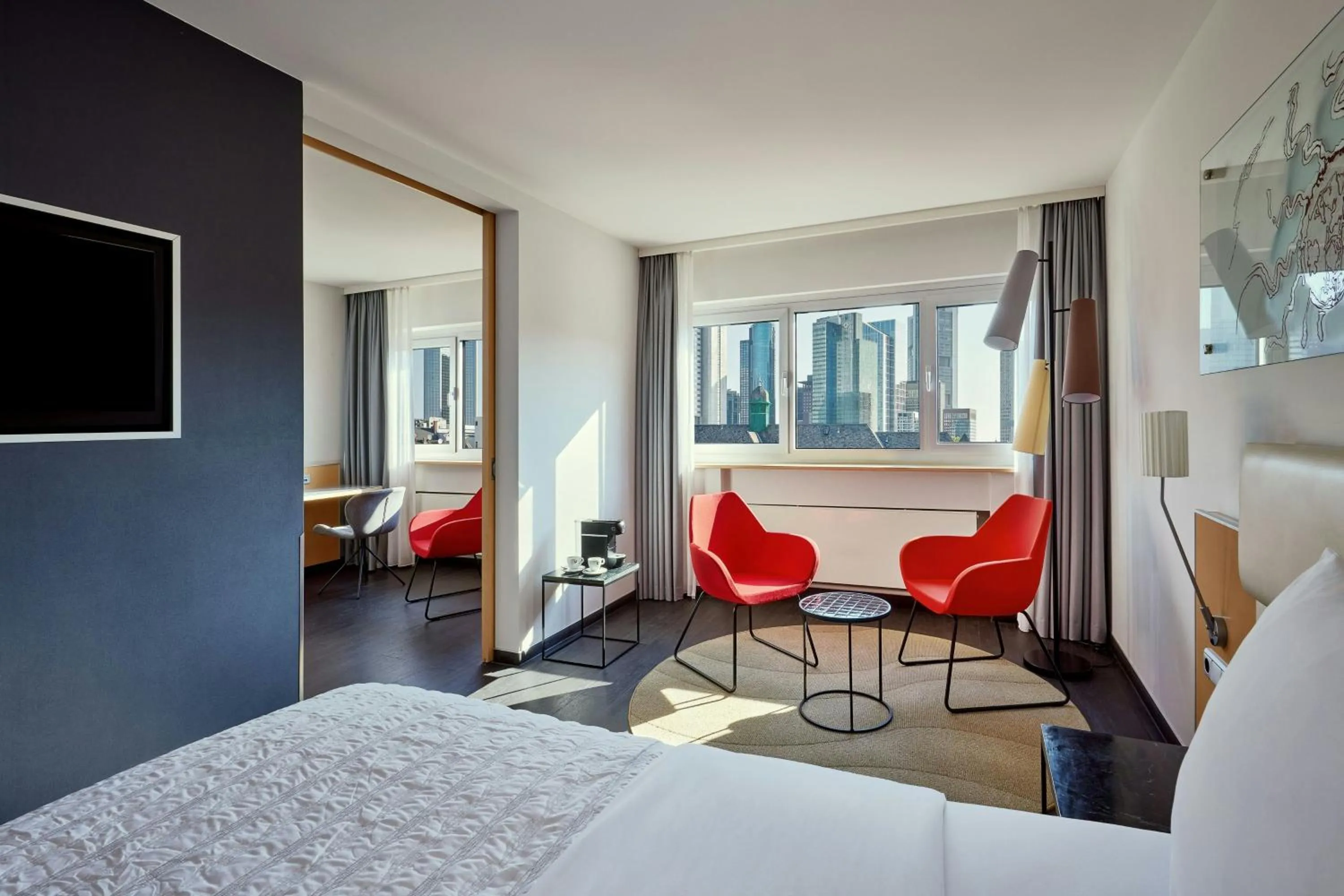 Photo of the whole room, Bed in Le Méridien Frankfurt