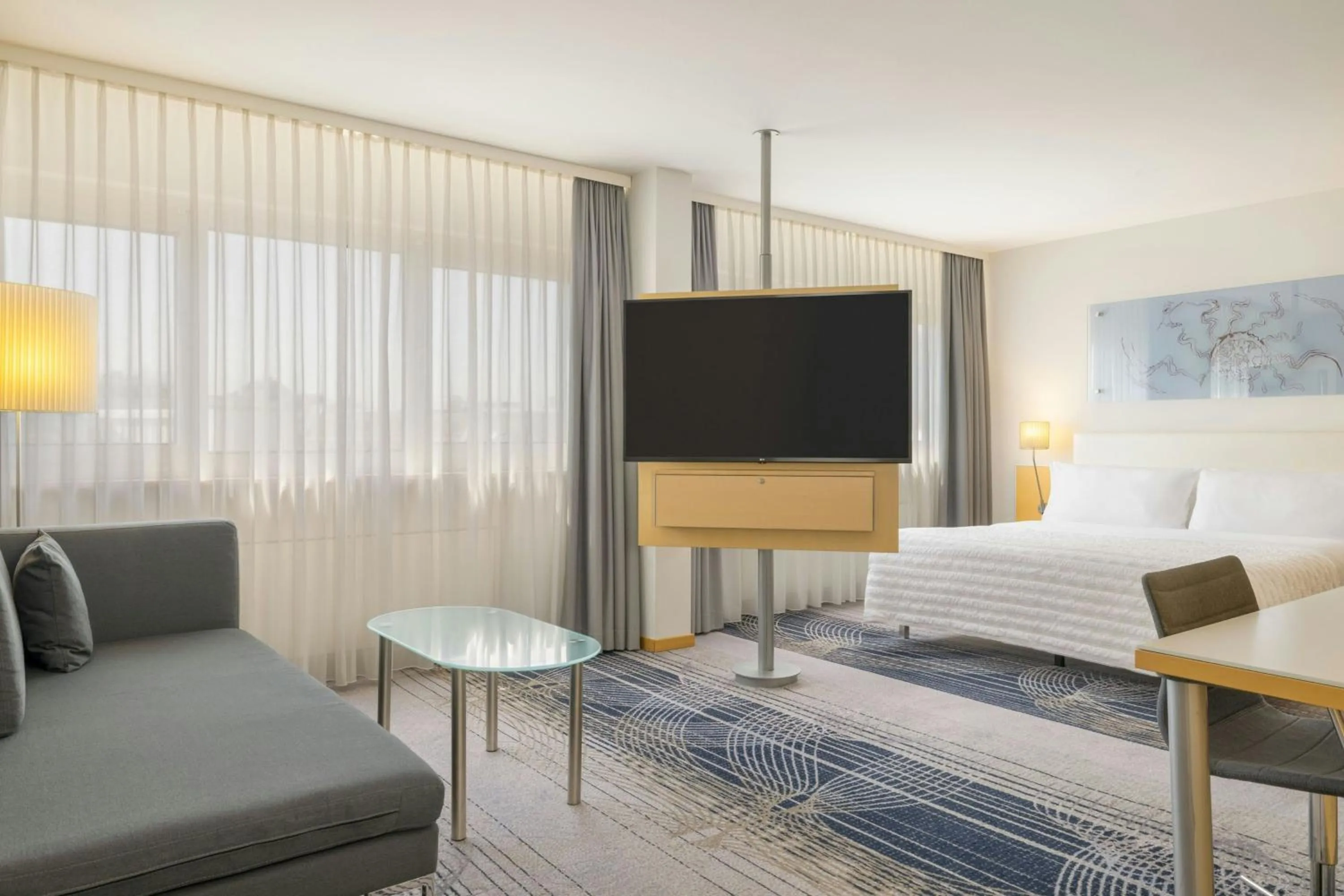 Photo of the whole room, Bed in Le Méridien Frankfurt