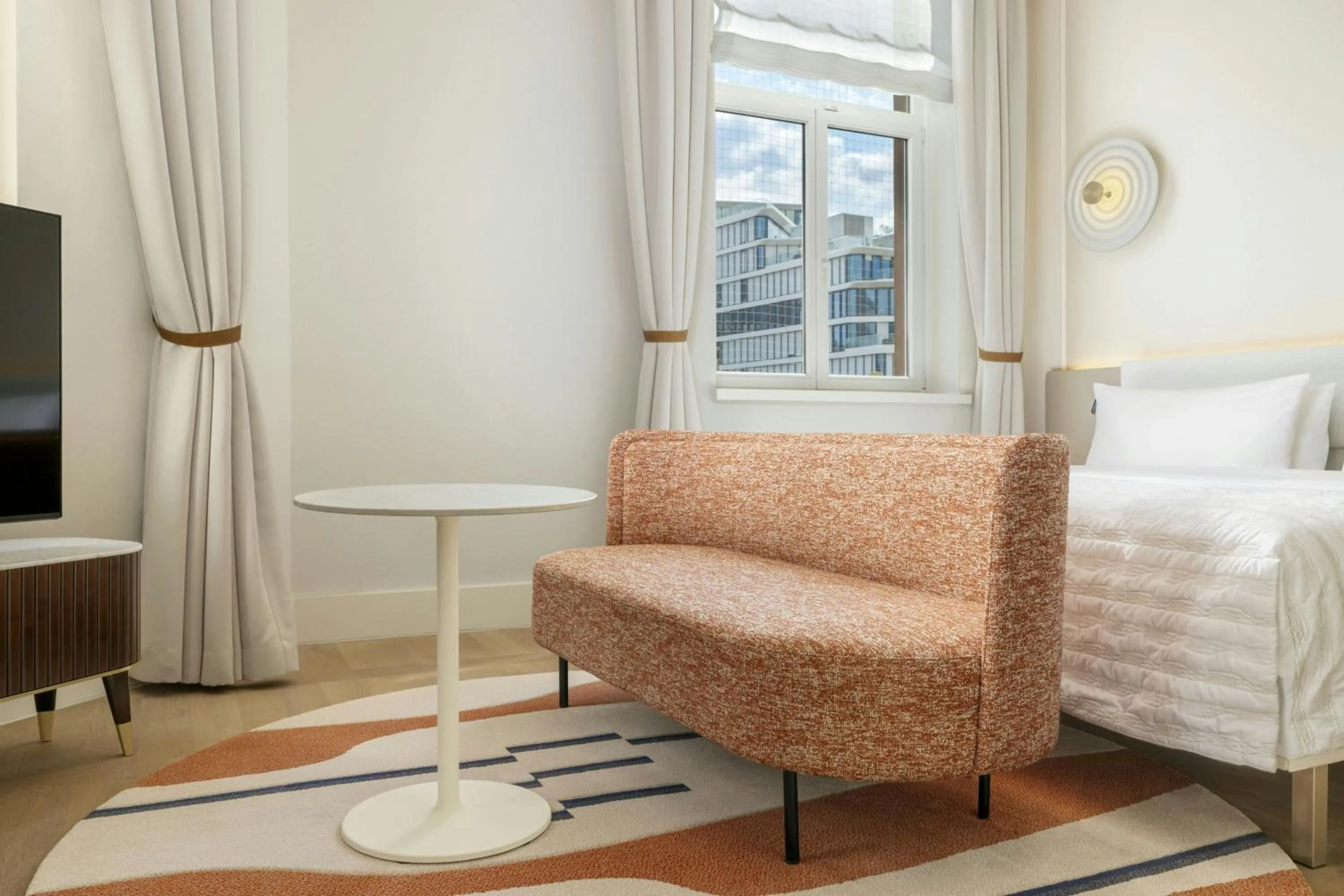 Photo of the whole room, Bed in Le Méridien Frankfurt