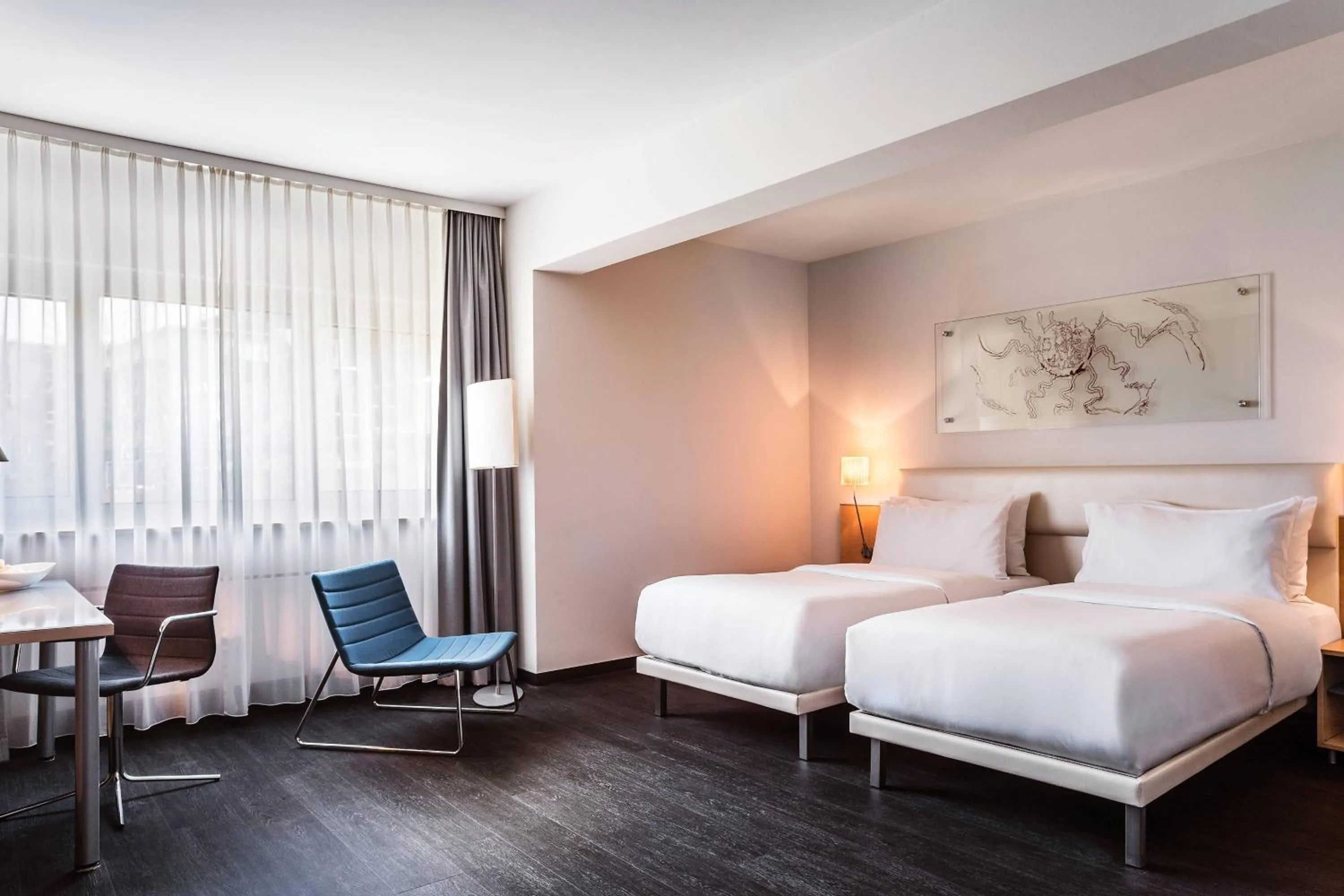 Photo of the whole room, Bed in Le Méridien Frankfurt