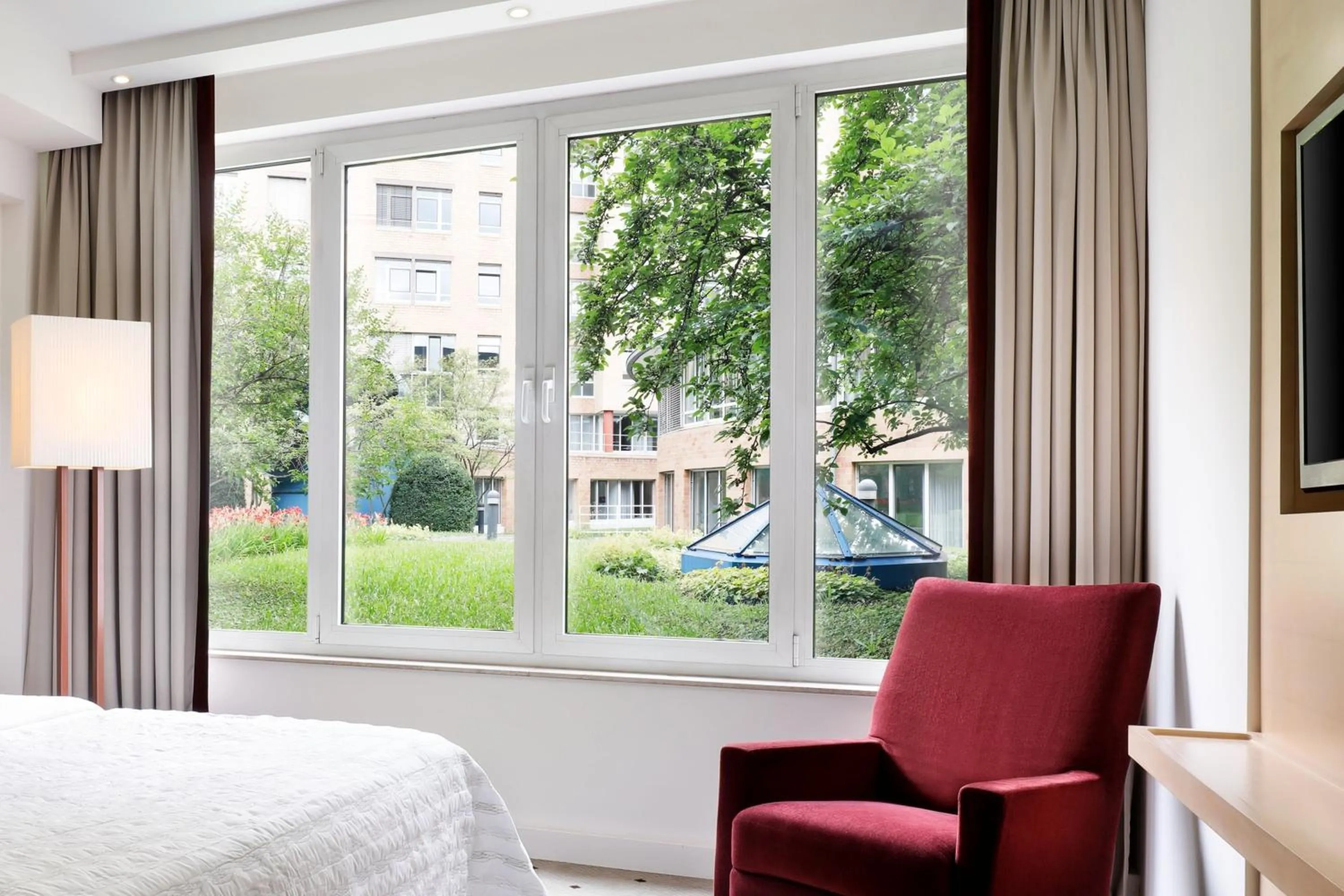 Photo of the whole room, Bed in Le Méridien Stuttgart