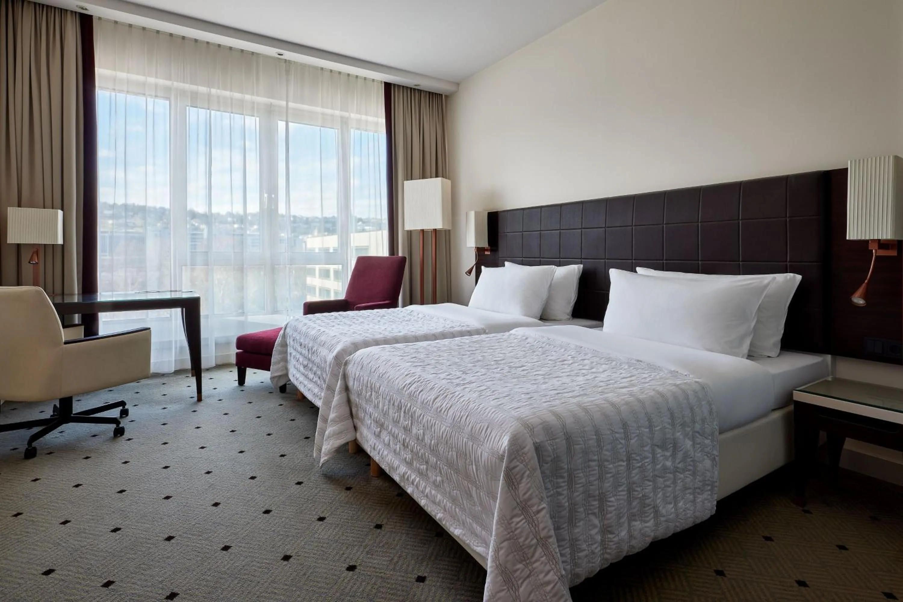 Photo of the whole room, Bed in Le Méridien Stuttgart