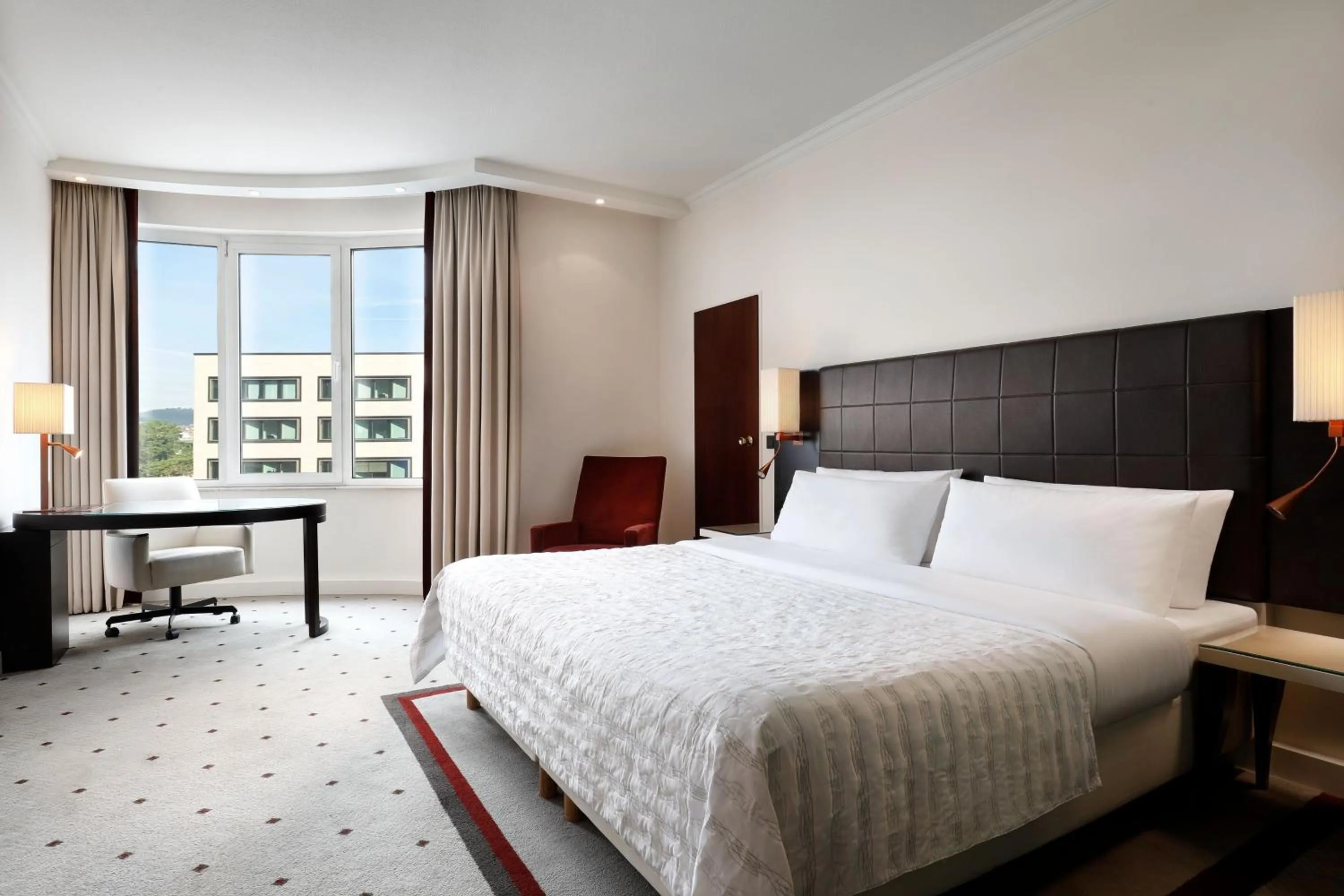 Photo of the whole room, Bed in Le Méridien Stuttgart