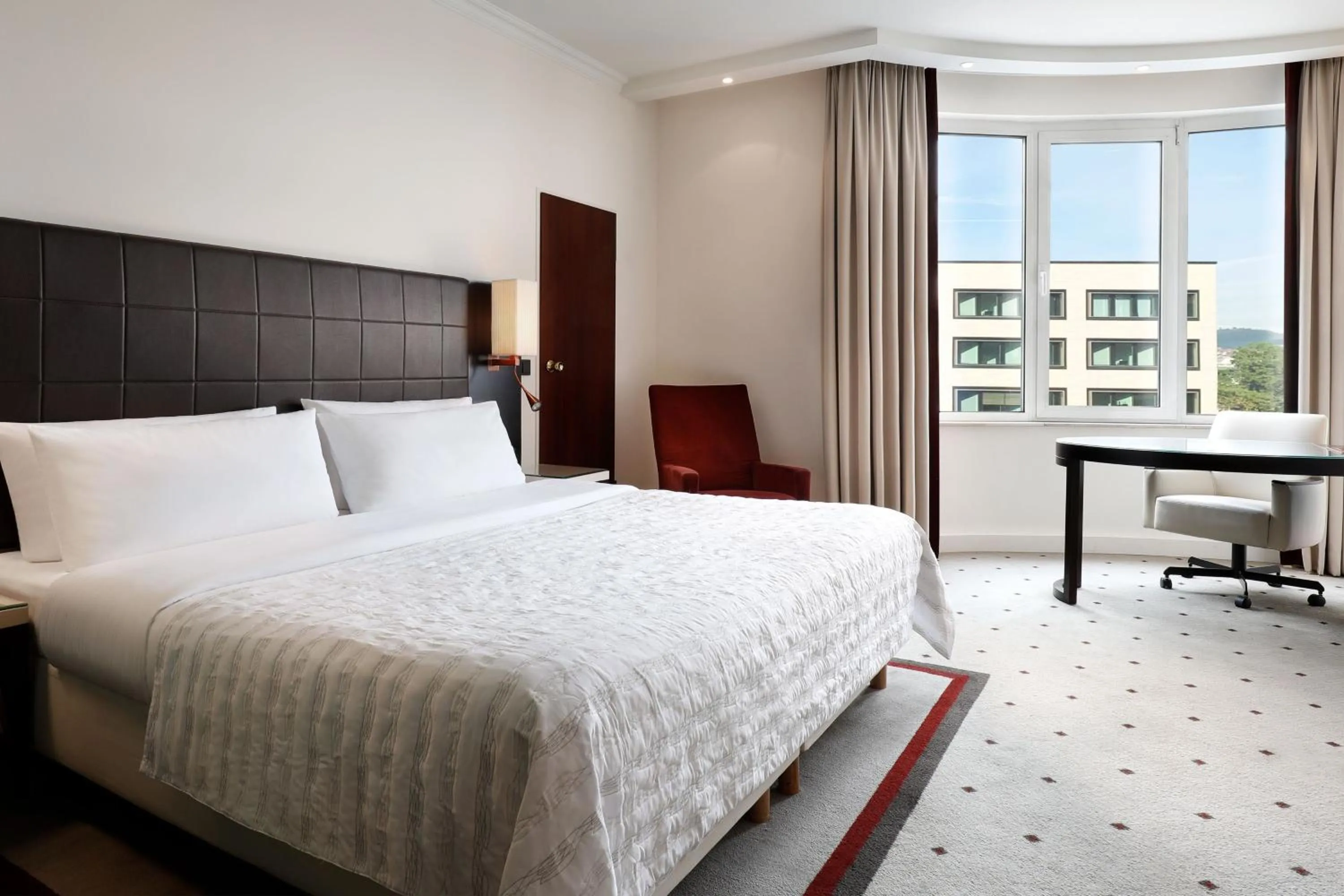 Photo of the whole room, Bed in Le Méridien Stuttgart