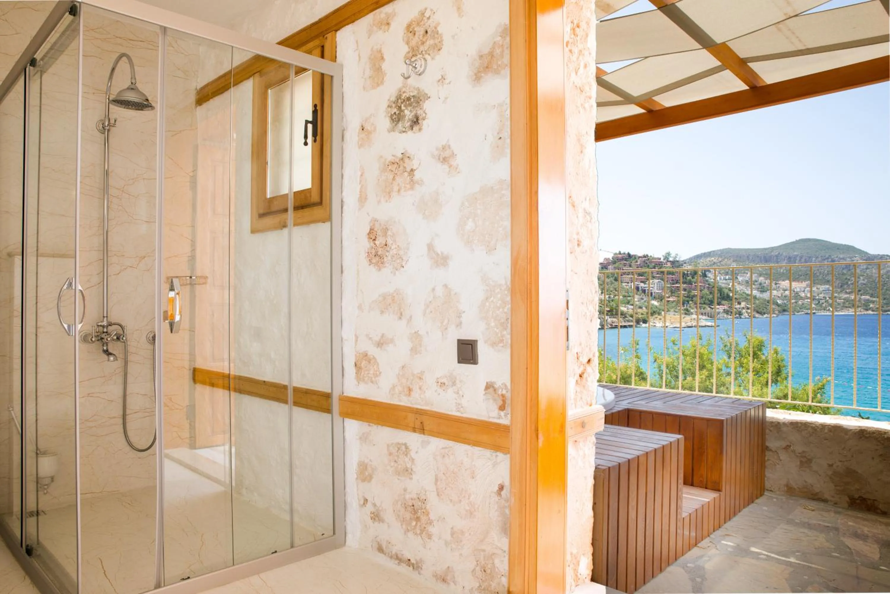 Shower, Bathroom in Pier House Hotel