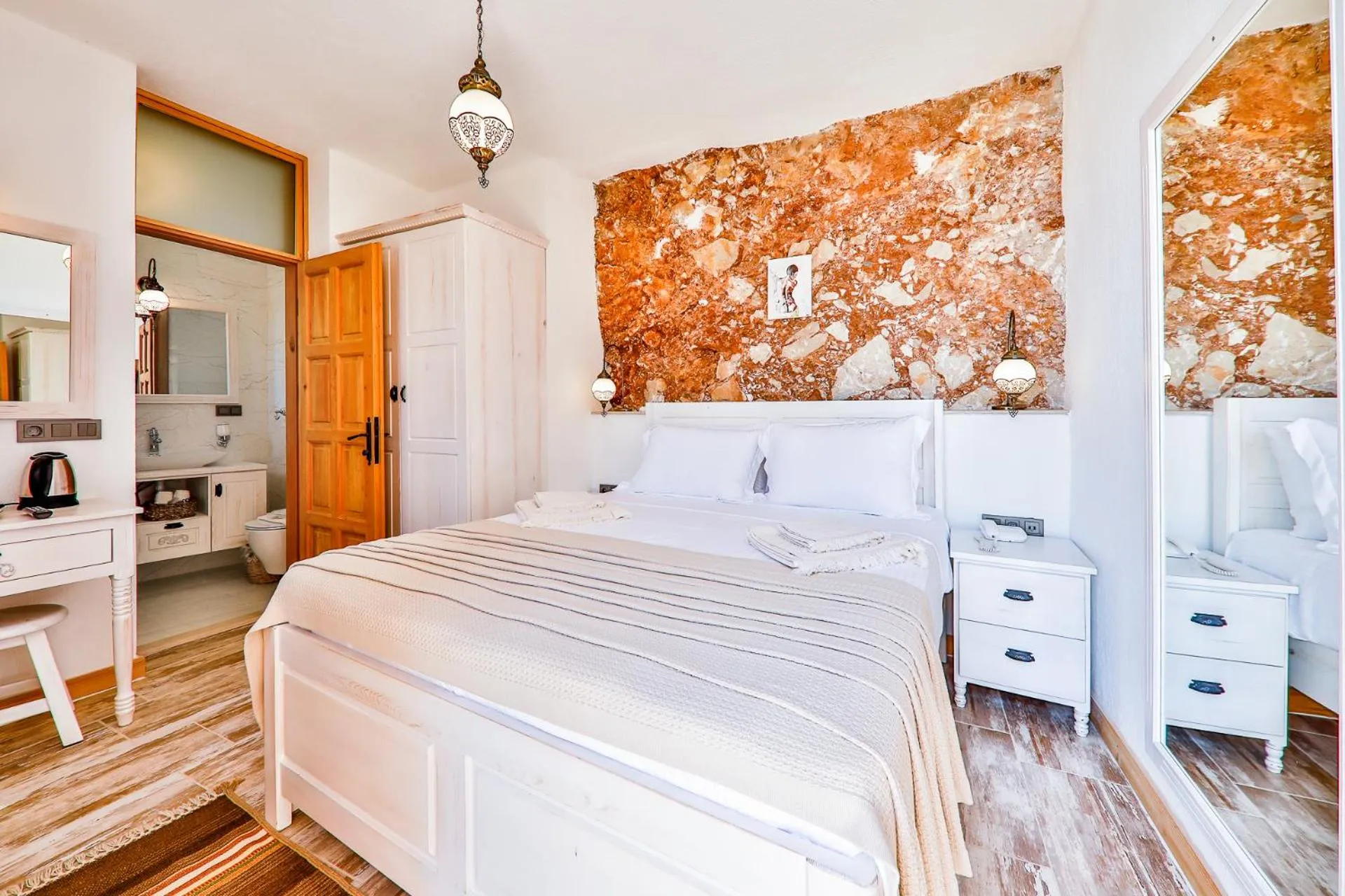 Bed in Pier House Hotel