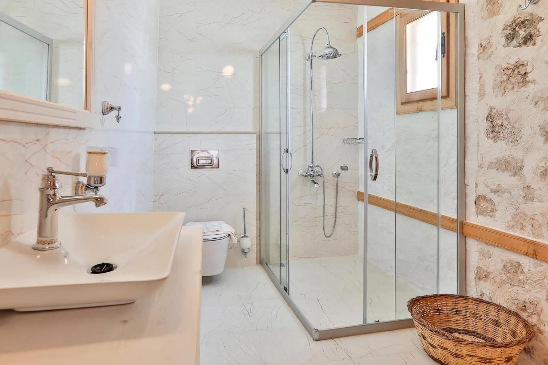 Shower, Bathroom in Pier House Hotel