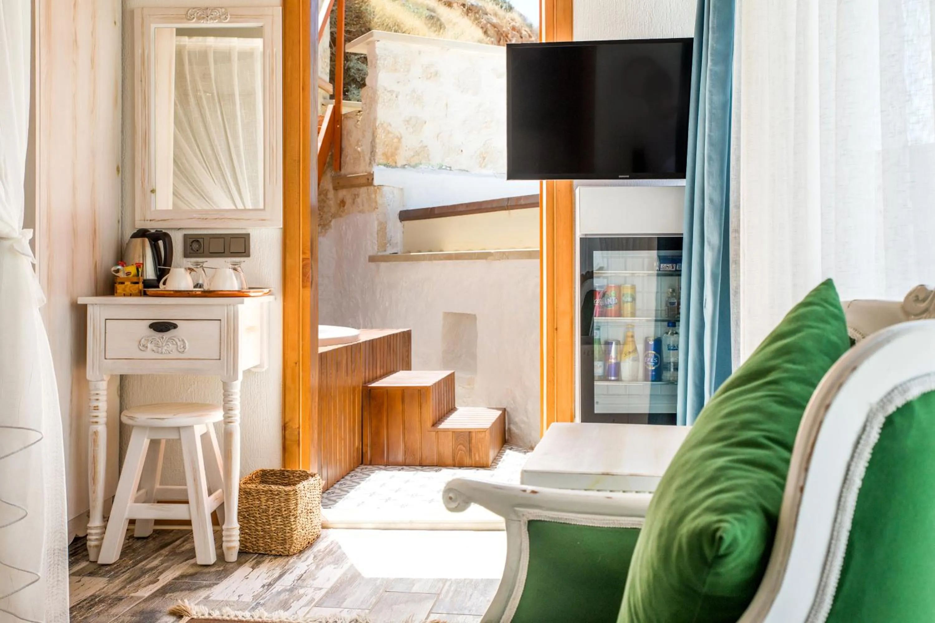 TV and multimedia, Seating Area in Pier House Hotel