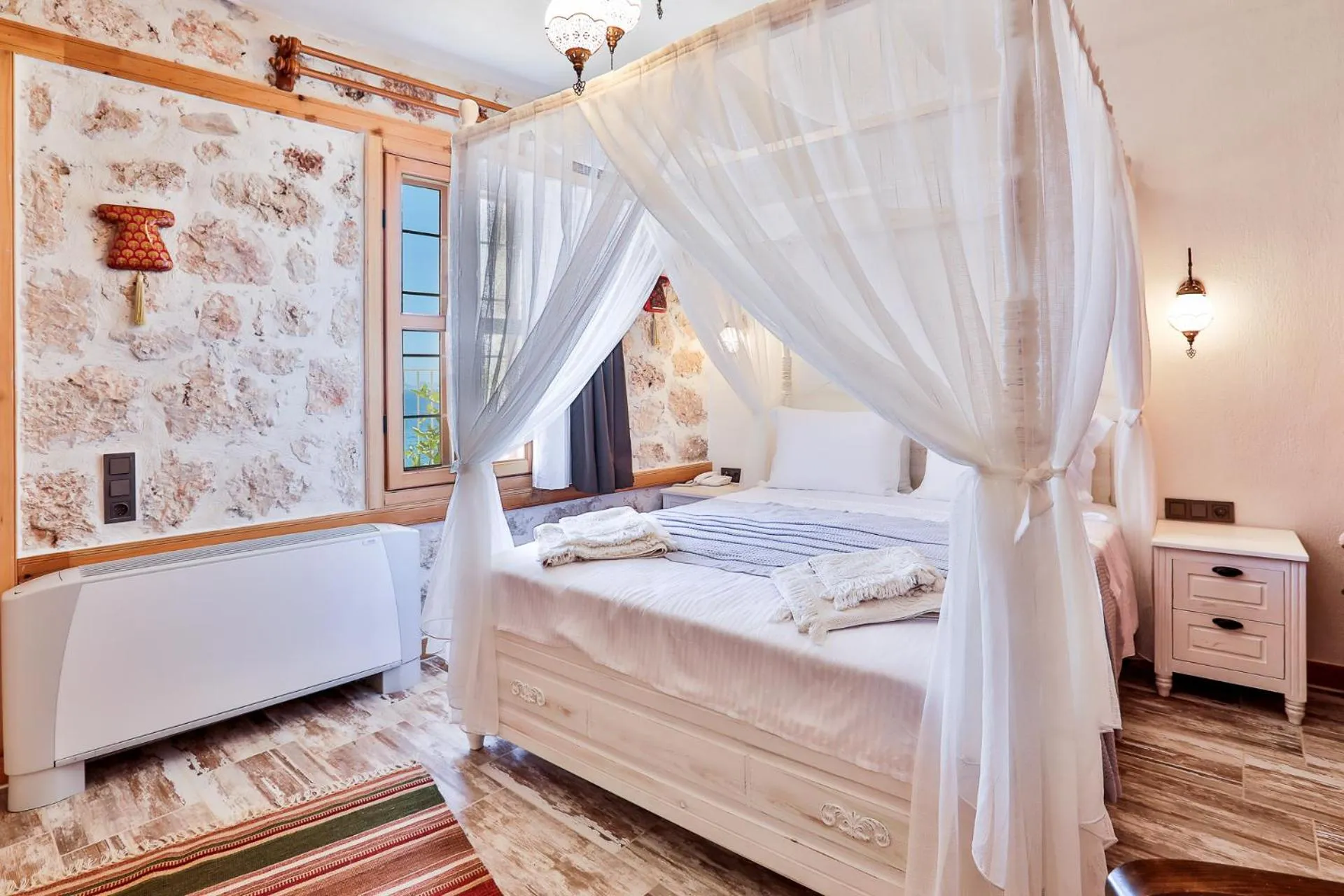 Bed in Pier House Hotel