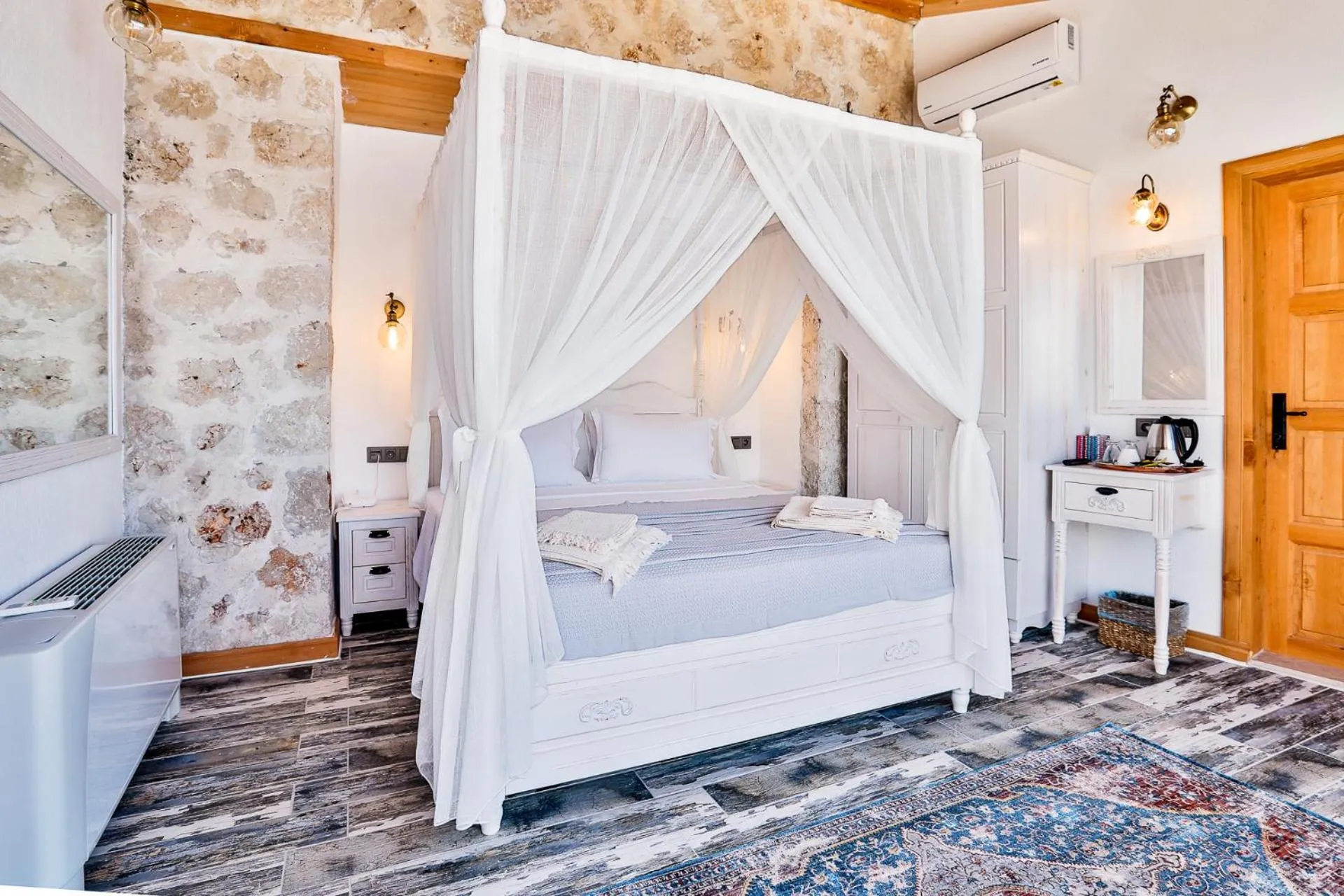 Bed in Pier House Hotel