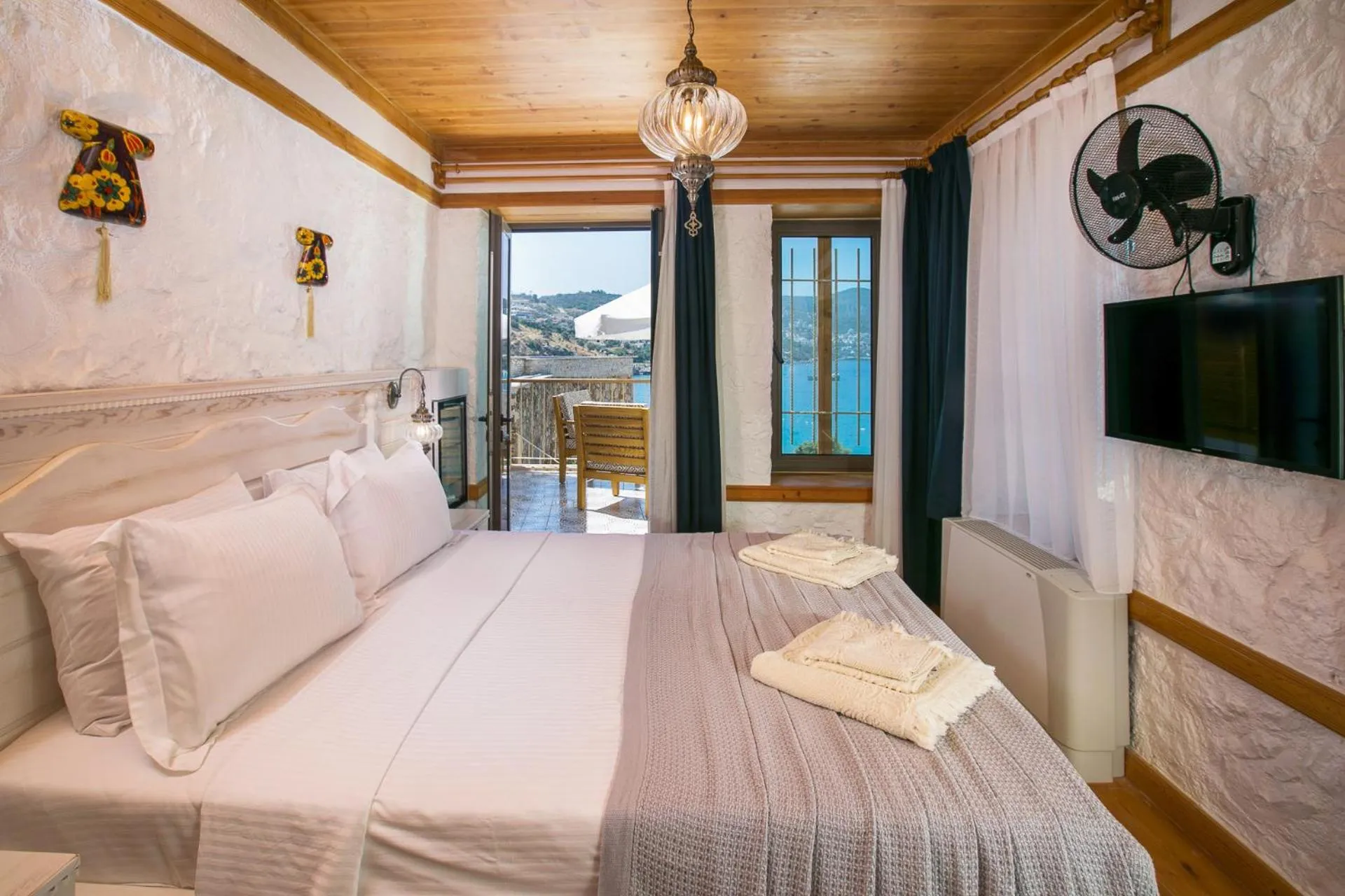 Bed in Pier House Hotel