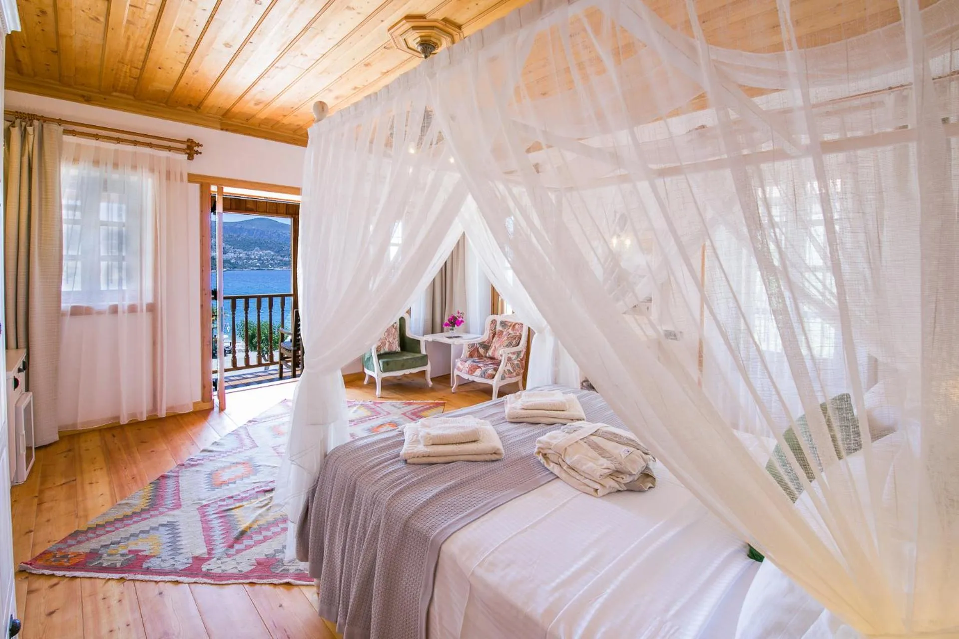 Bed in Pier House Hotel