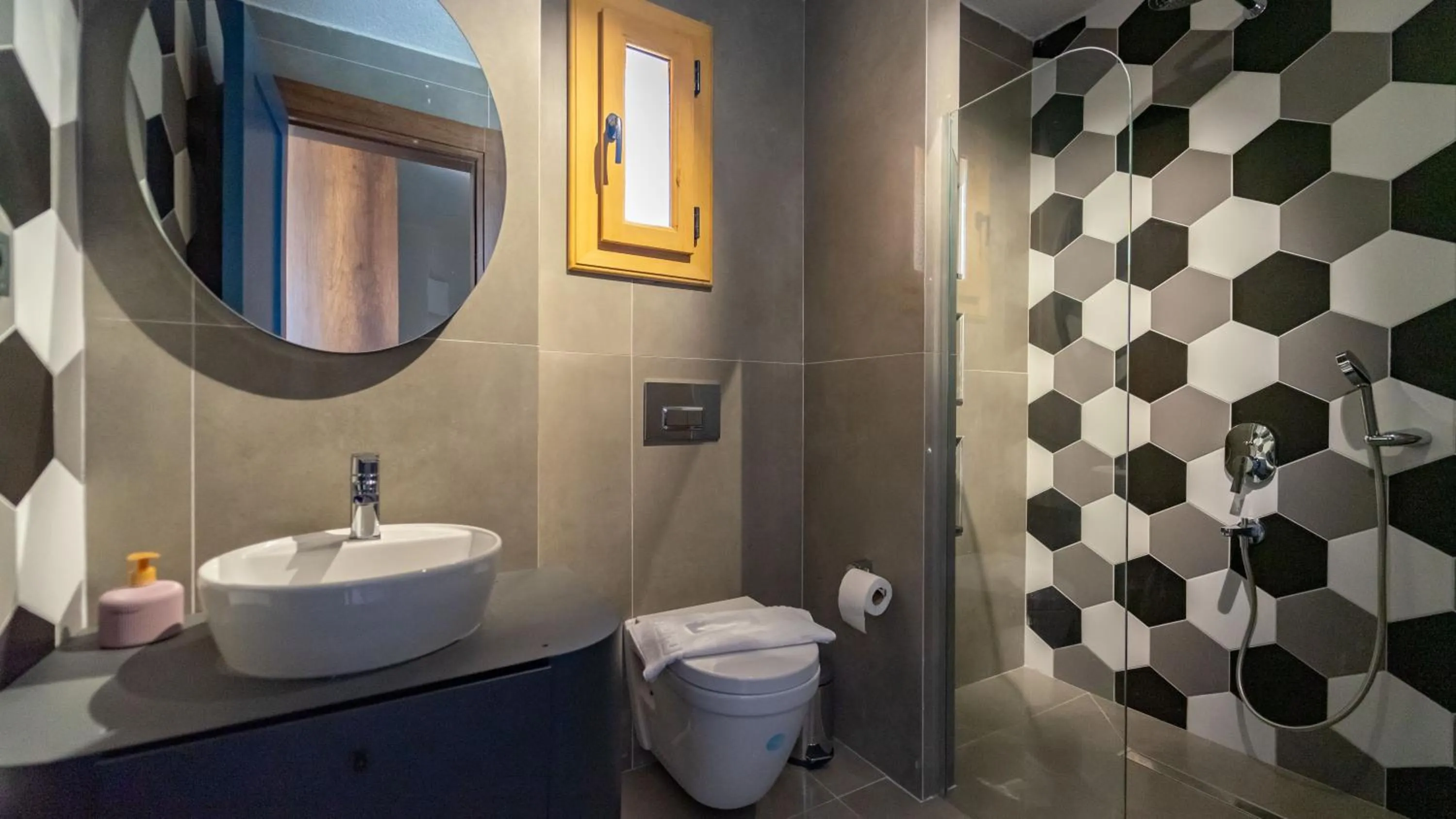 Shower, Bathroom in Pier House Hotel