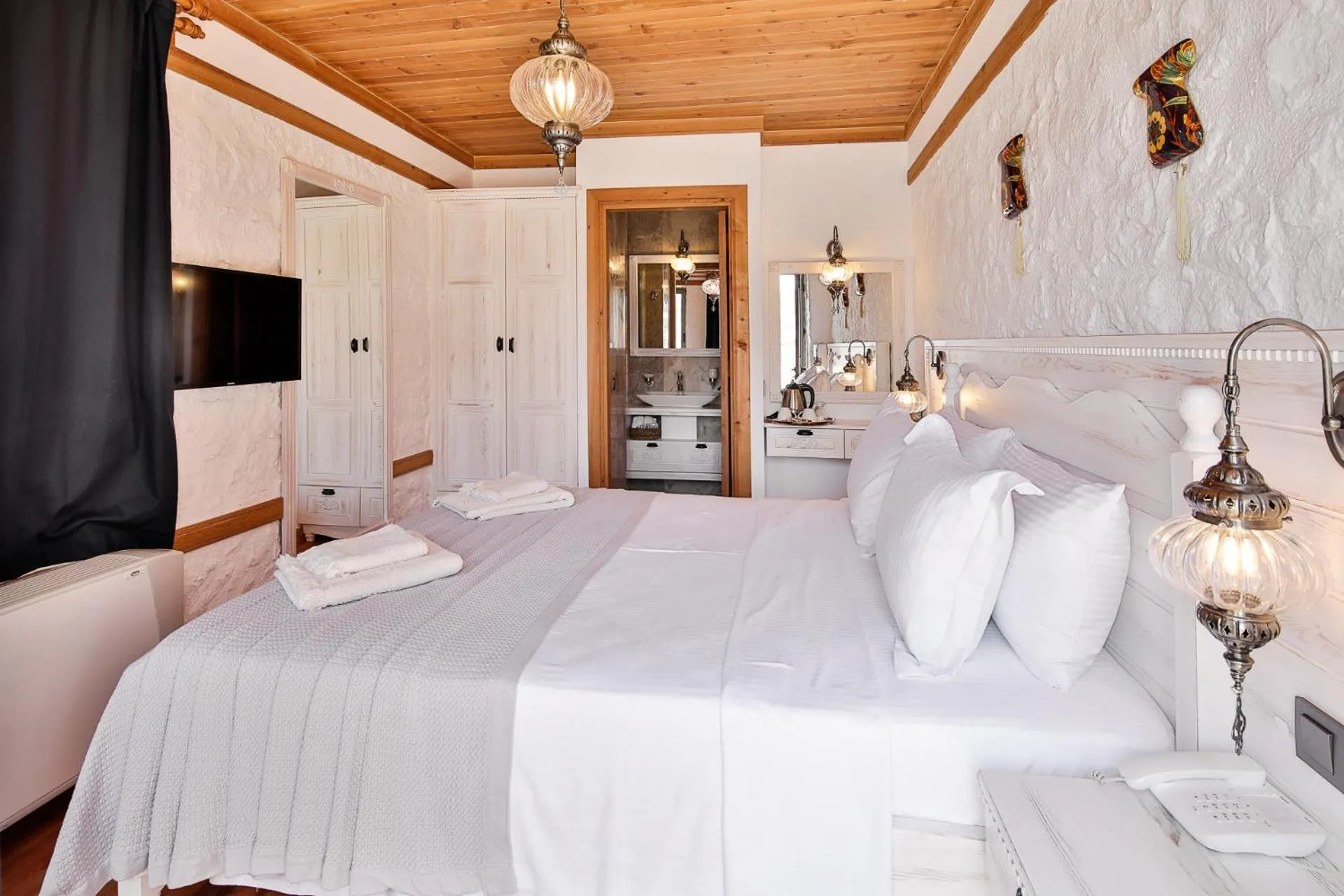 Bed in Pier House Hotel