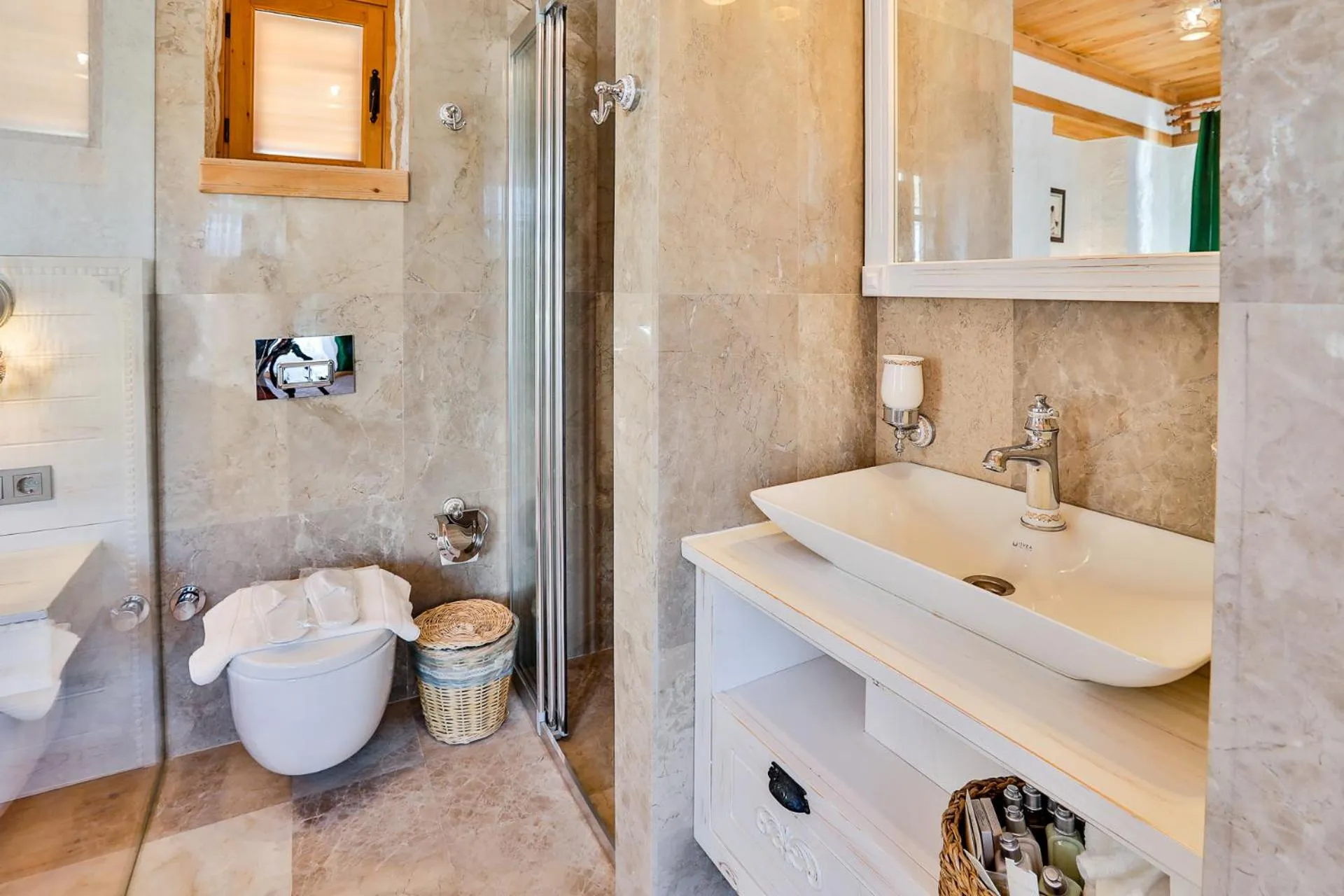 Shower, Bathroom in Pier House Hotel