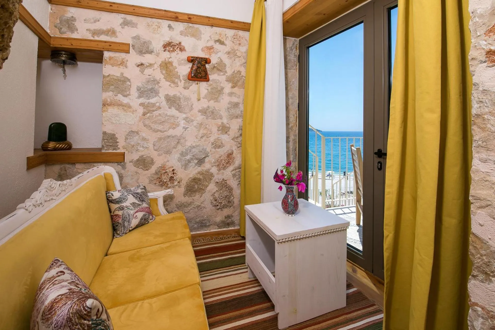 Seating Area in Pier House Hotel