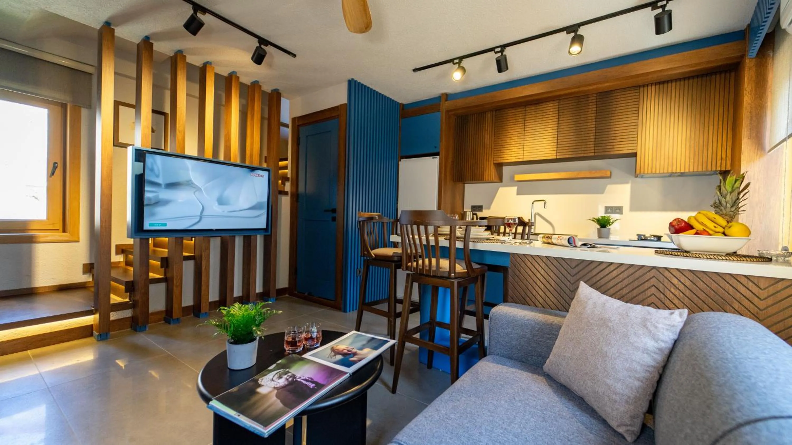 TV and multimedia, Seating Area in Pier House Hotel