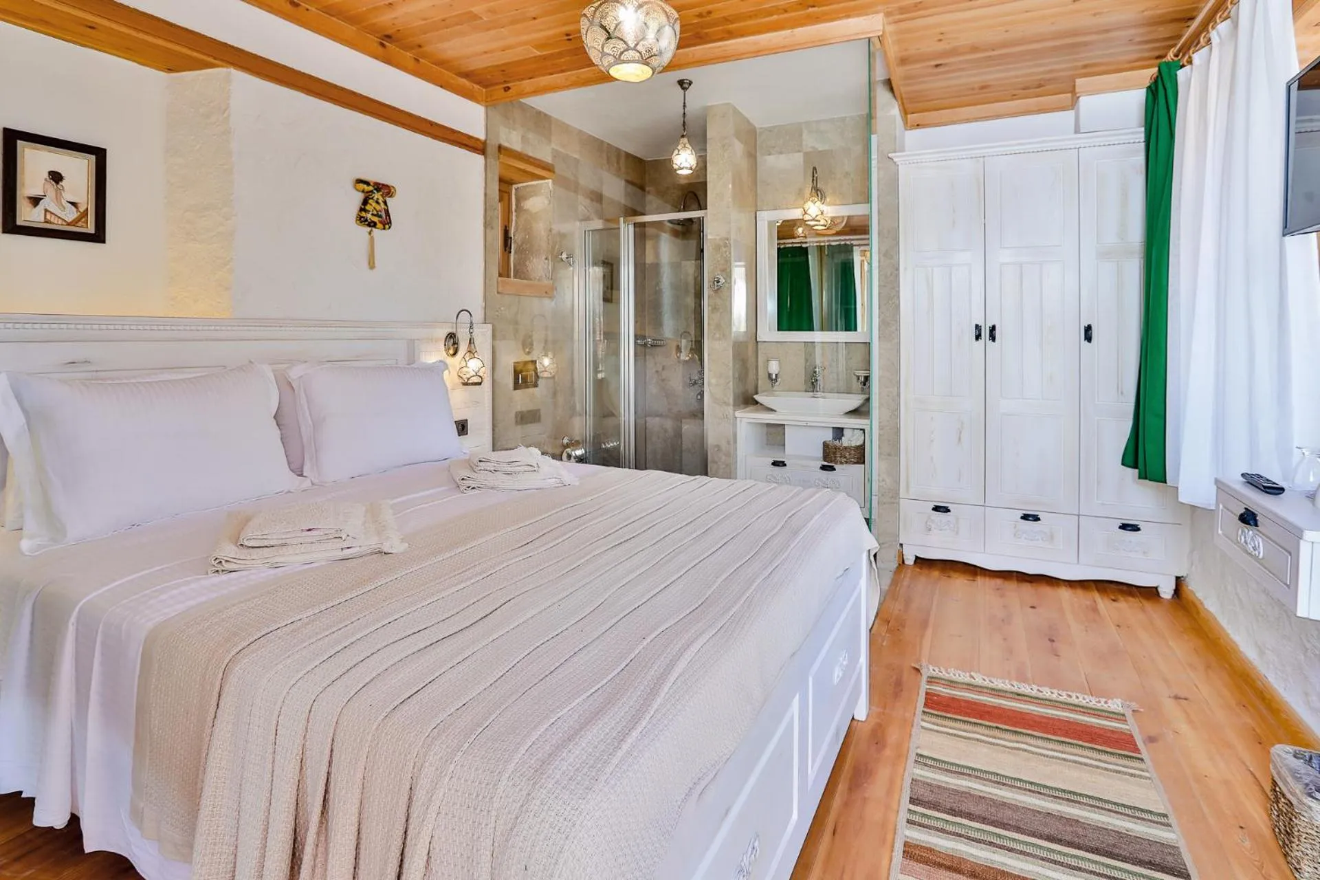 Bedroom in Pier House Hotel