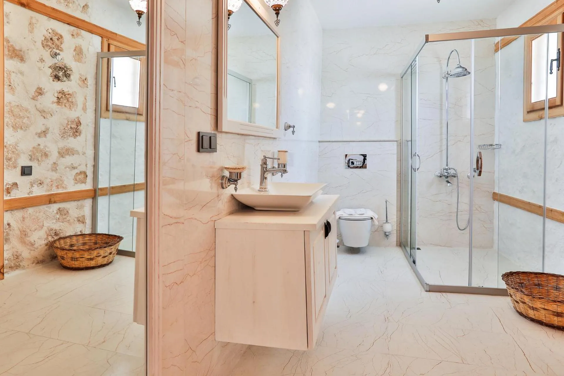 Shower, Bathroom in Pier House Hotel