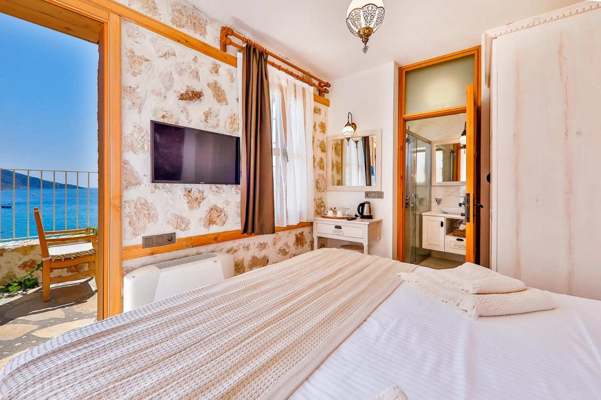 Sea view, TV/Entertainment Center in Pier House Hotel