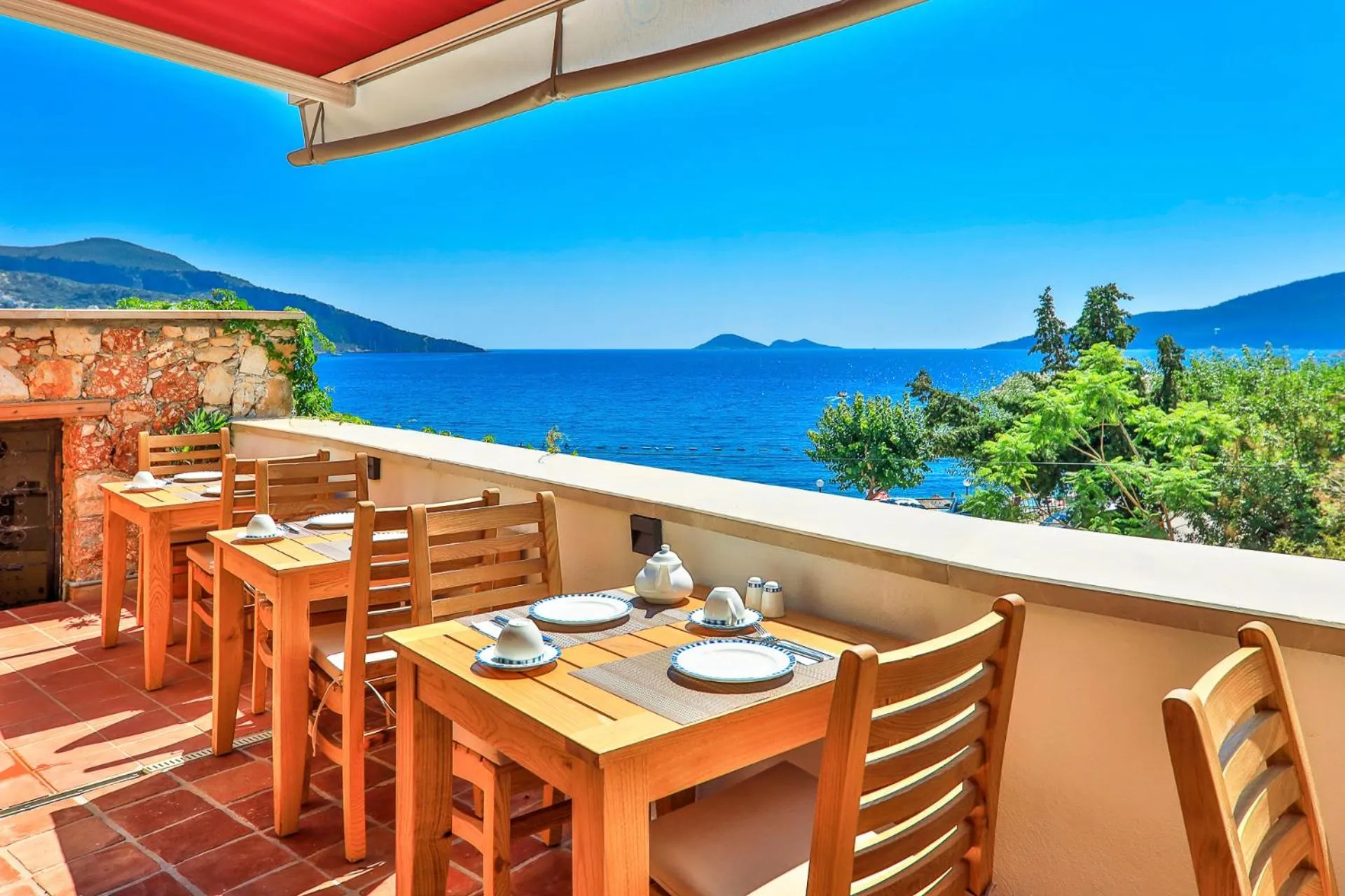 Restaurant/places to eat in Pier House Hotel