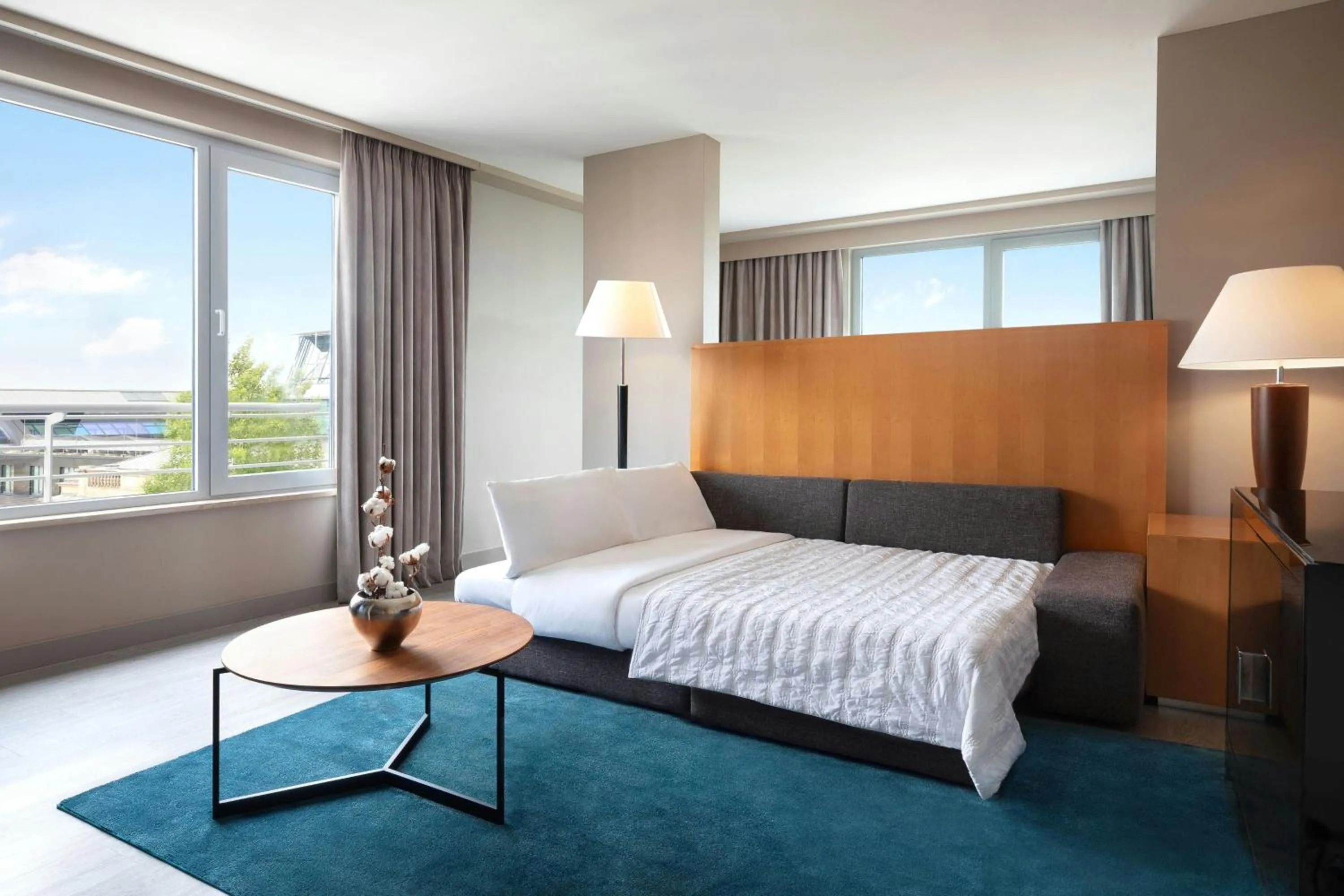 Photo of the whole room, Bed in Le Meridien Munich