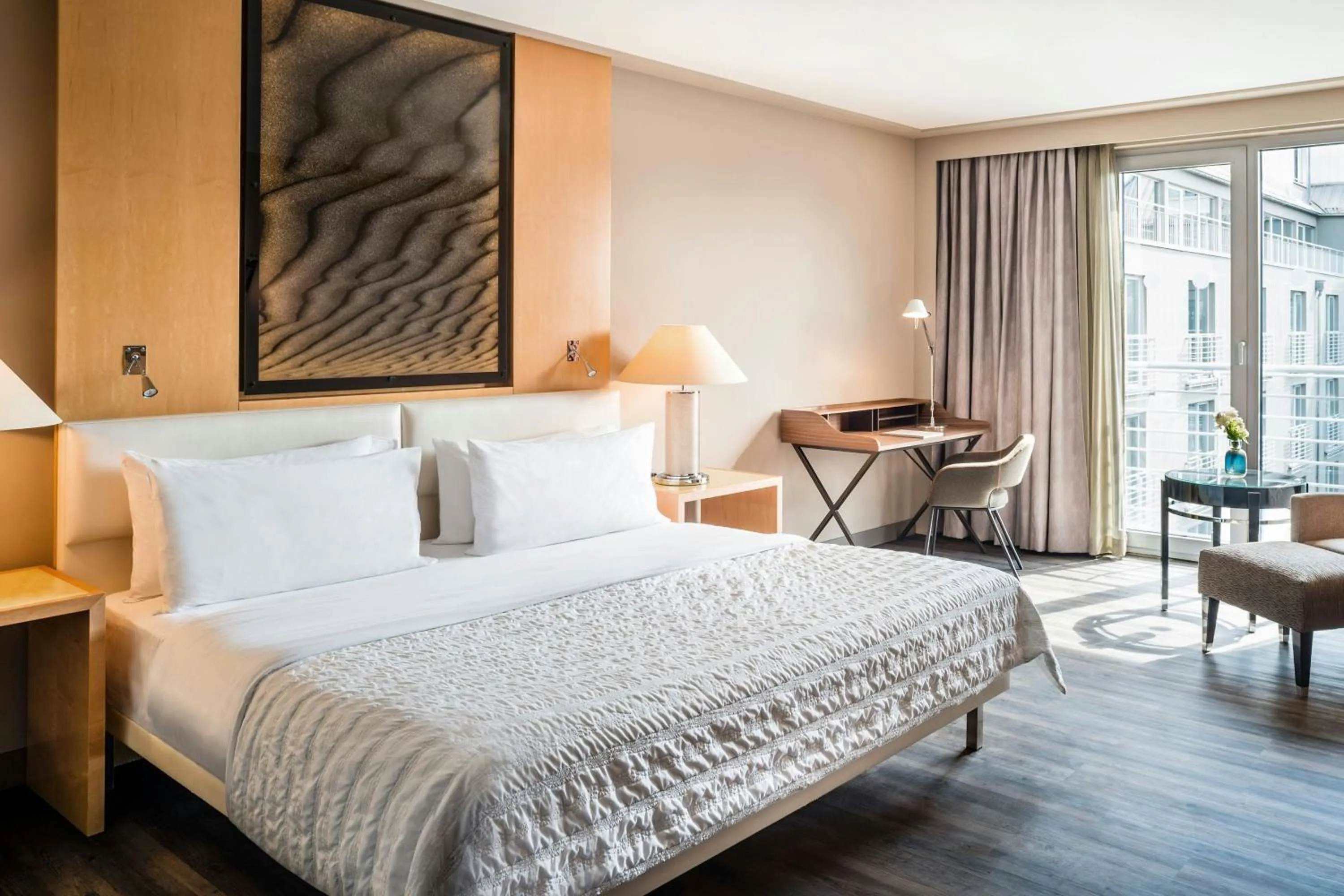 Photo of the whole room, Bed in Le Meridien Munich