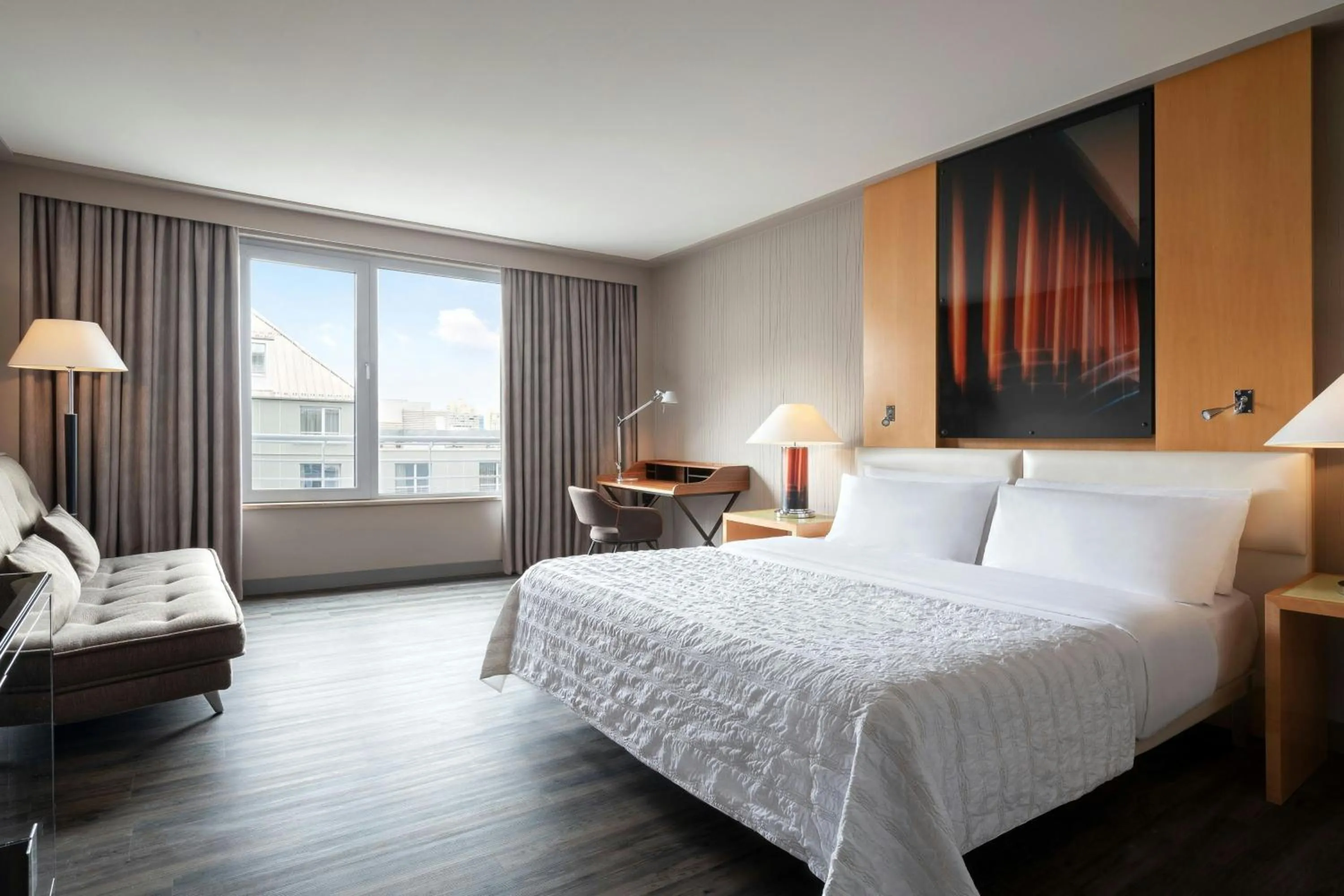 Photo of the whole room, Bed in Le Meridien Munich