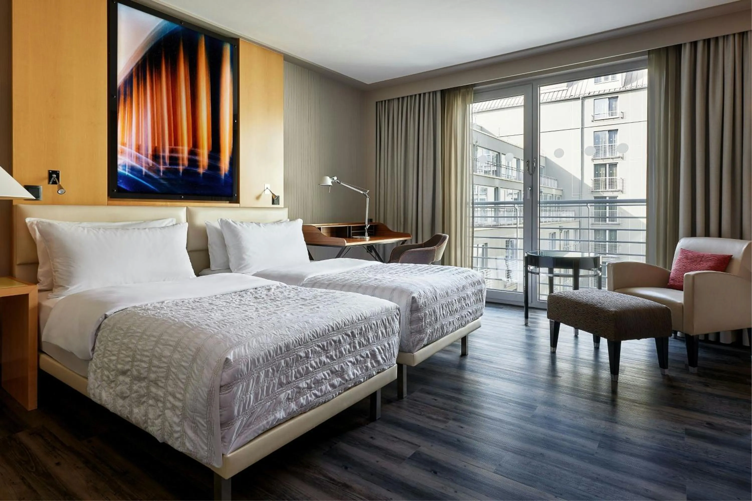 Photo of the whole room, Bed in Le Meridien Munich