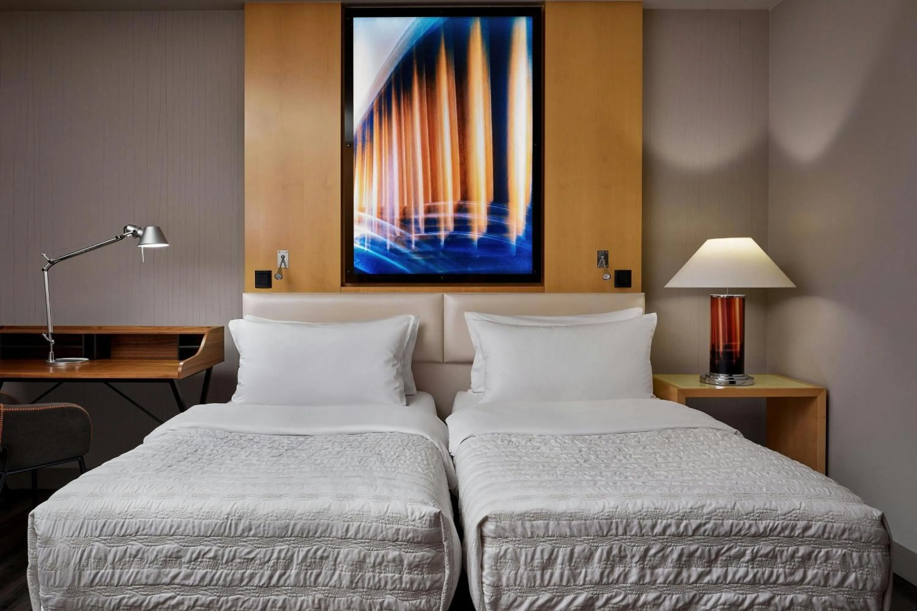 Photo of the whole room, Bed in Le Meridien Munich