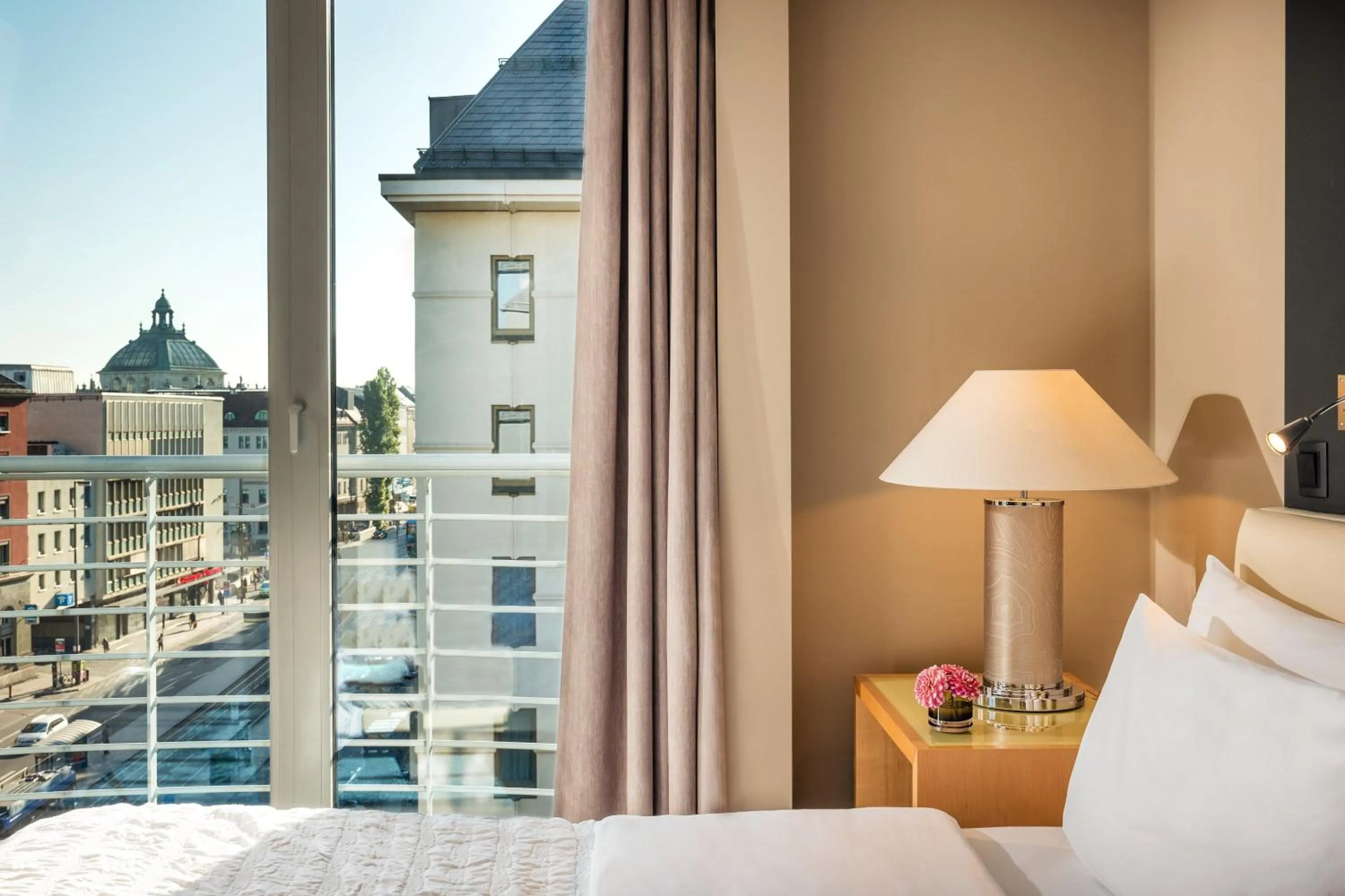 Photo of the whole room, Bed in Le Meridien Munich