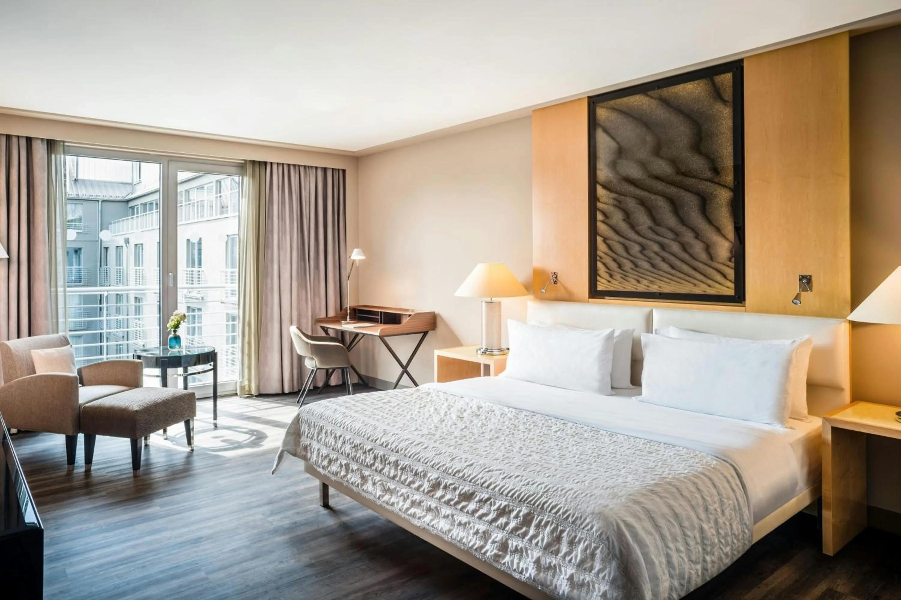 Photo of the whole room, Bed in Le Meridien Munich