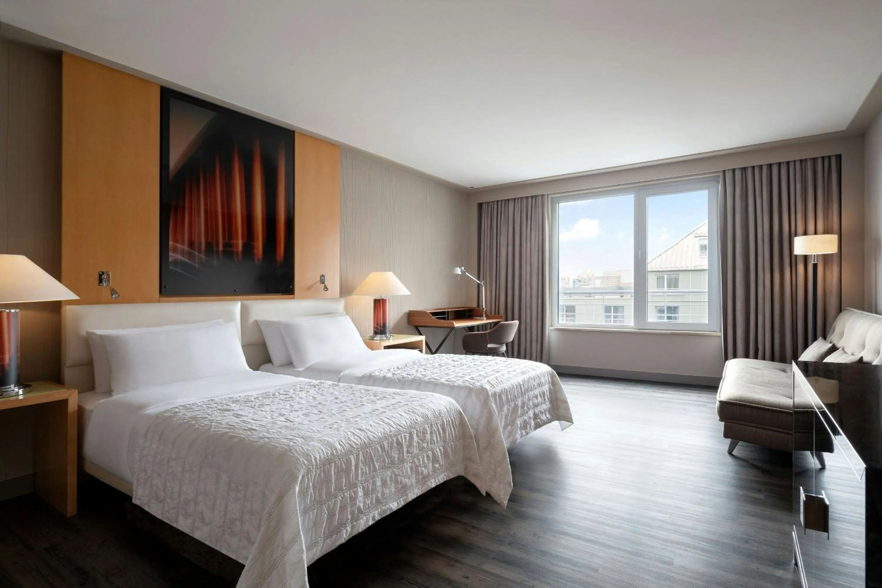 Photo of the whole room, Bed in Le Meridien Munich