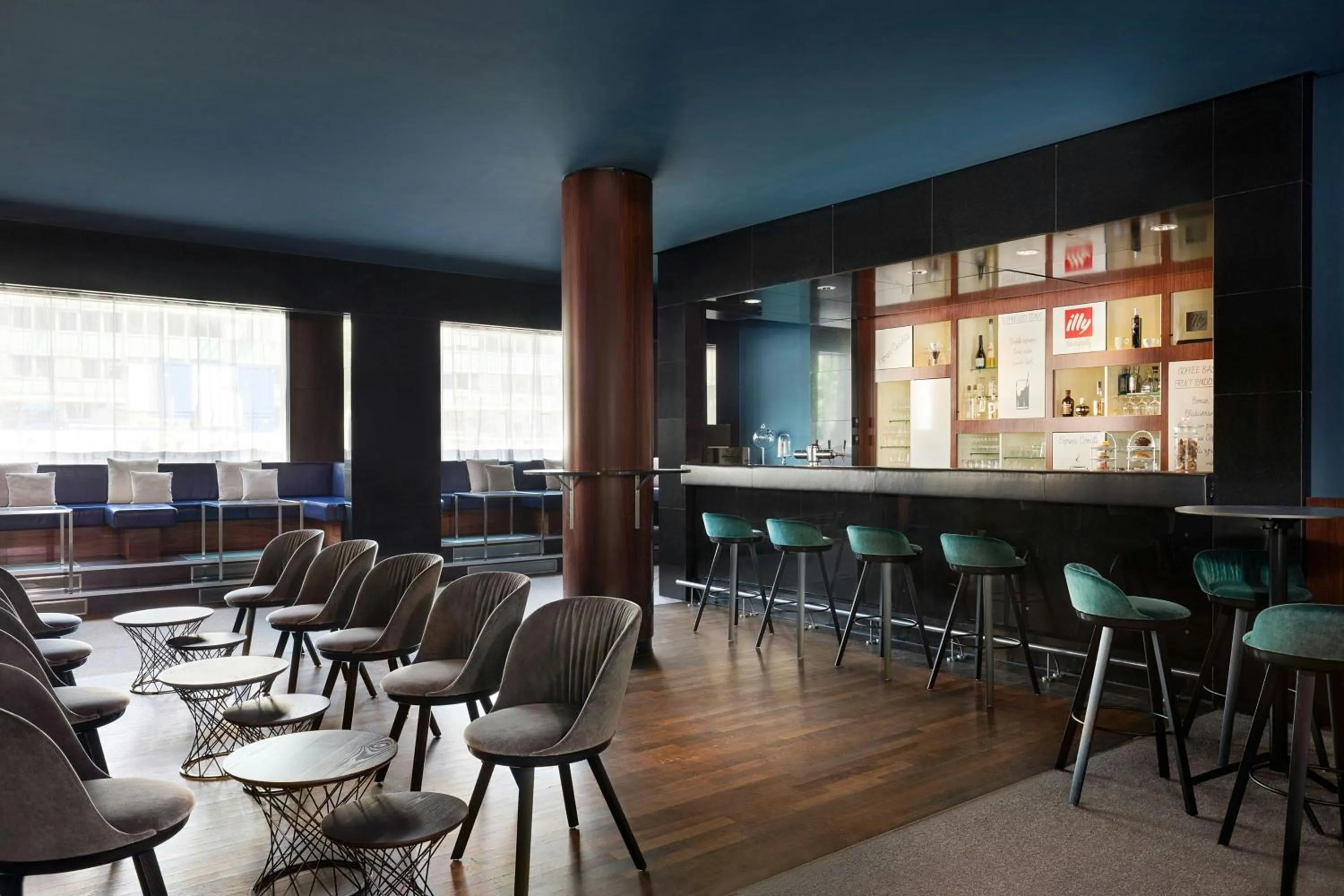 Lounge or bar in Le Meridien Munich