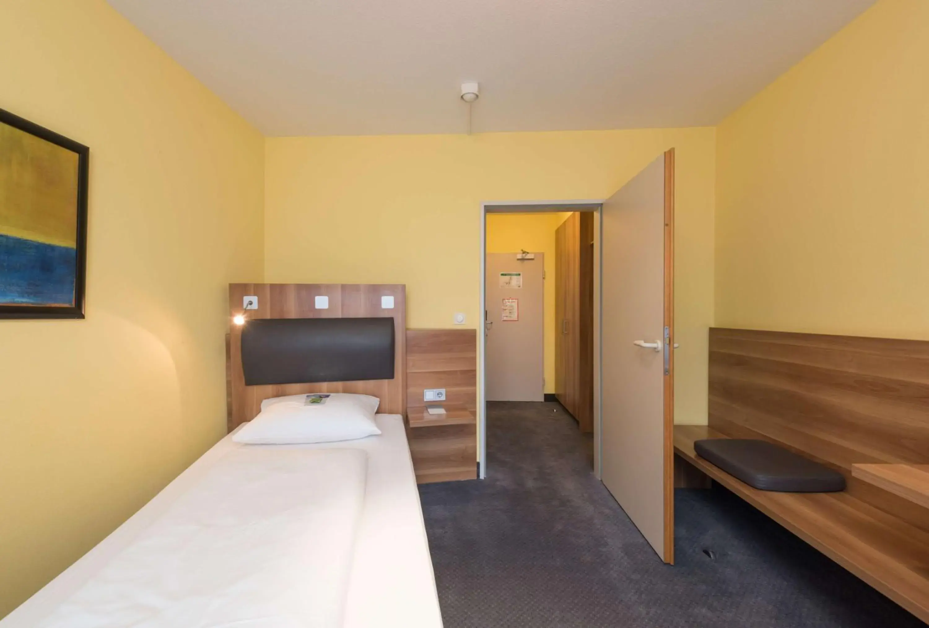 Photo of the whole room, Bed in GHOTEL hotel & living Hannover Photo of the whole room, Bed in GHOTEL hotel & living Hannover