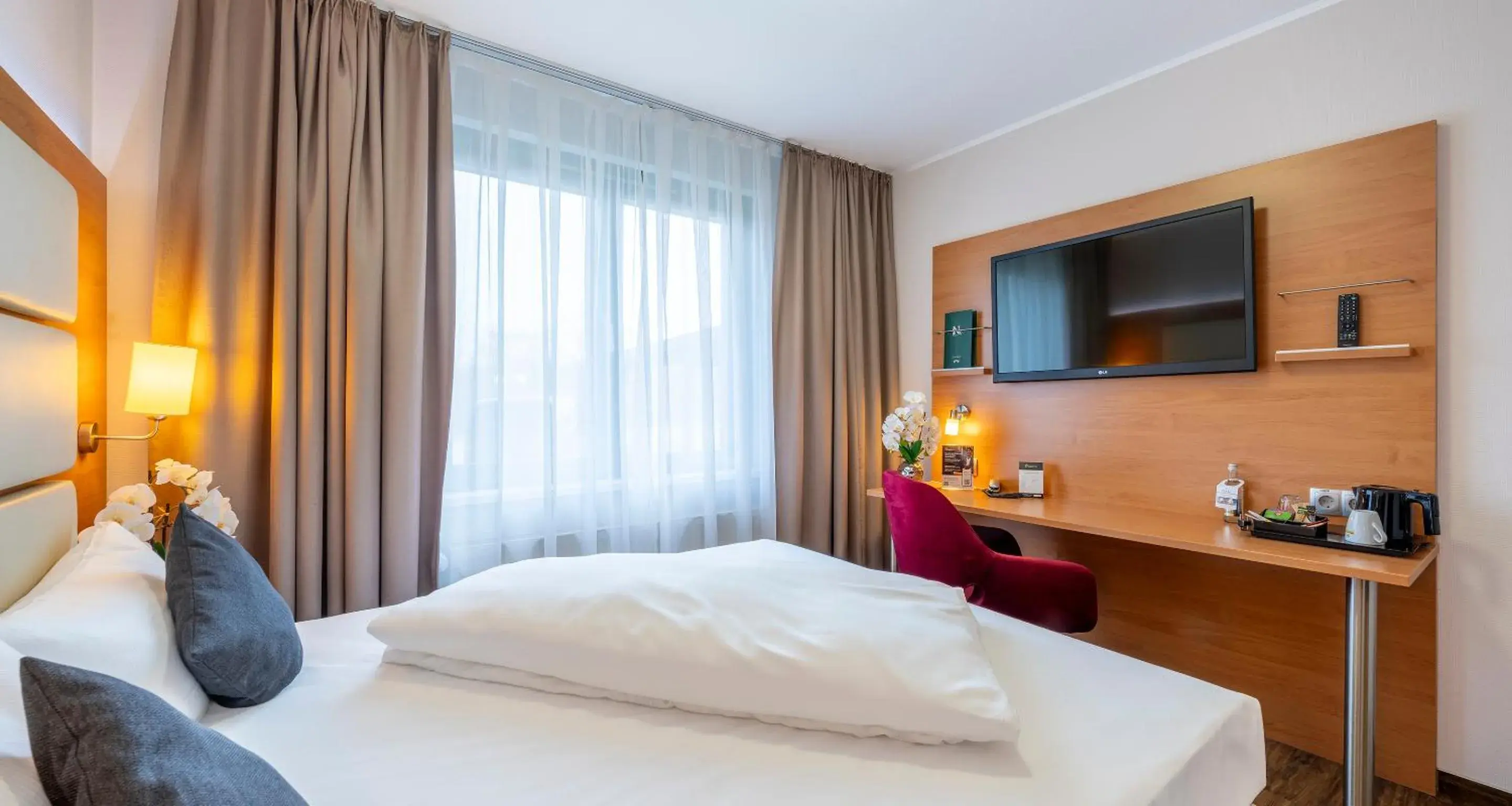 TV and multimedia, Bed in PLAZA INN Braunschweig City Süd TV and multimedia, Bed in PLAZA INN Braunschweig City Süd