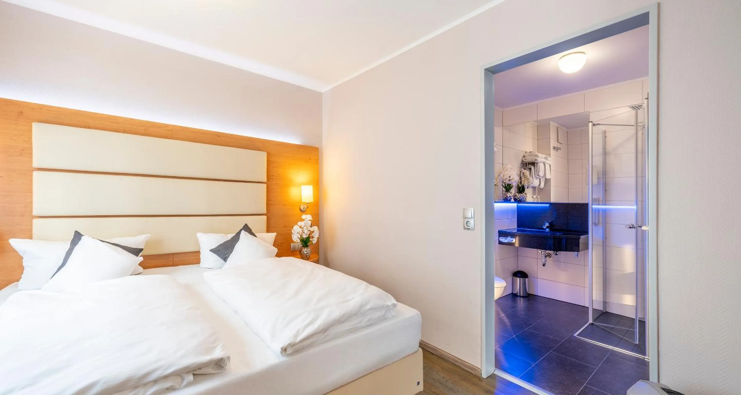 Shower, Bed in PLAZA INN Braunschweig City Süd