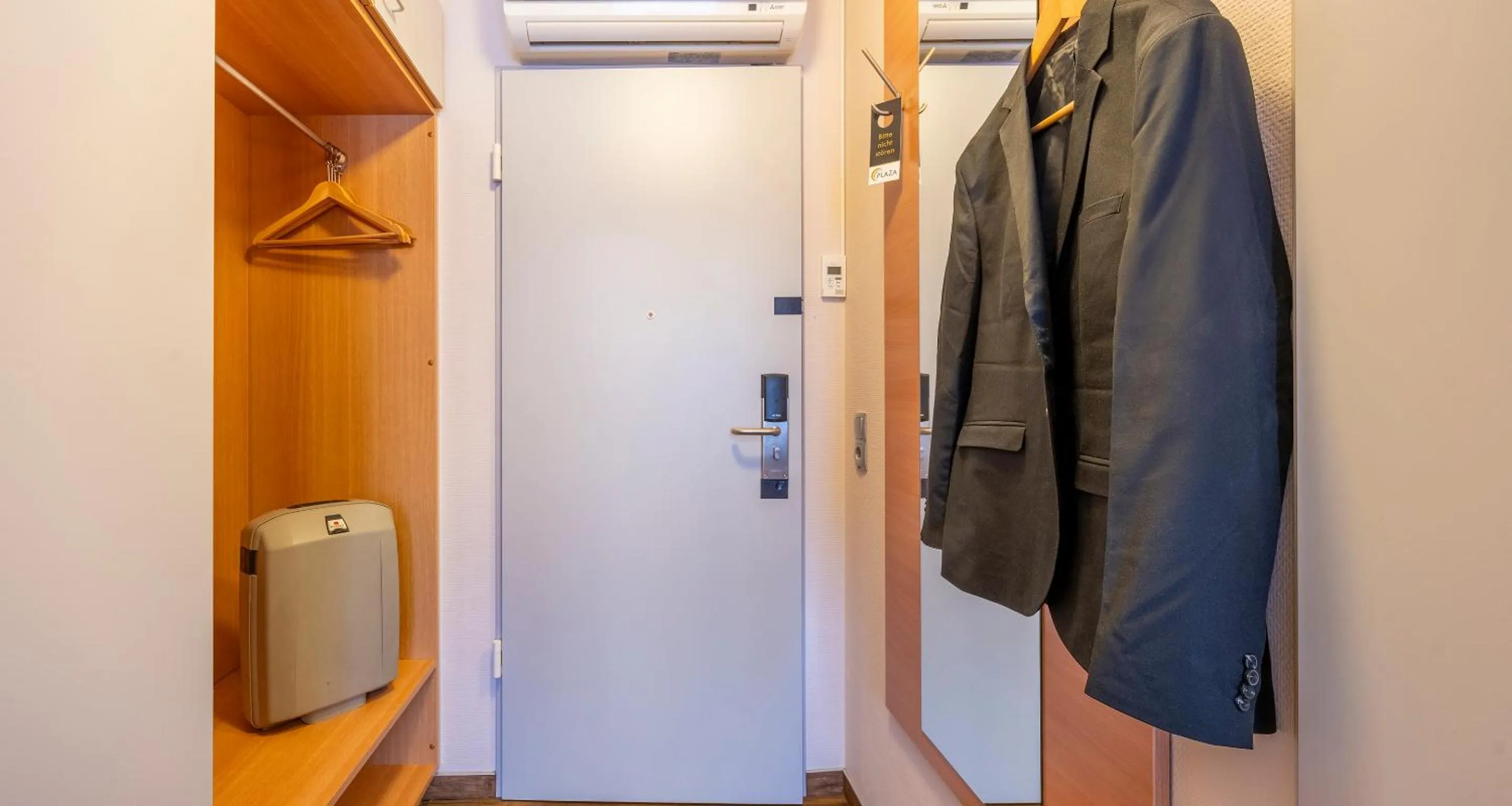 wardrobe in PLAZA INN Braunschweig City Süd