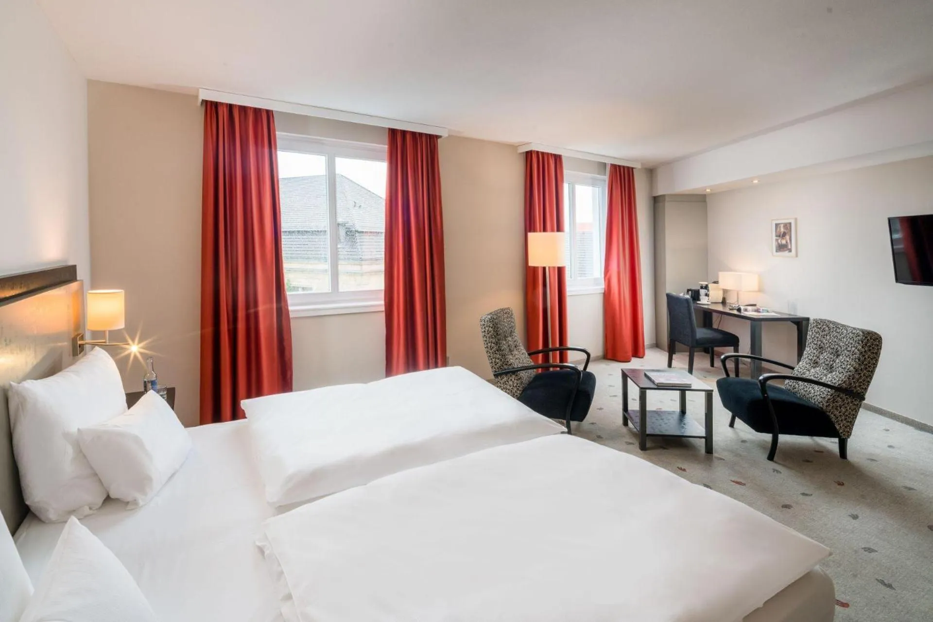 Photo of the whole room, Bed in Steigenberger Hotel Bielefelder Hof