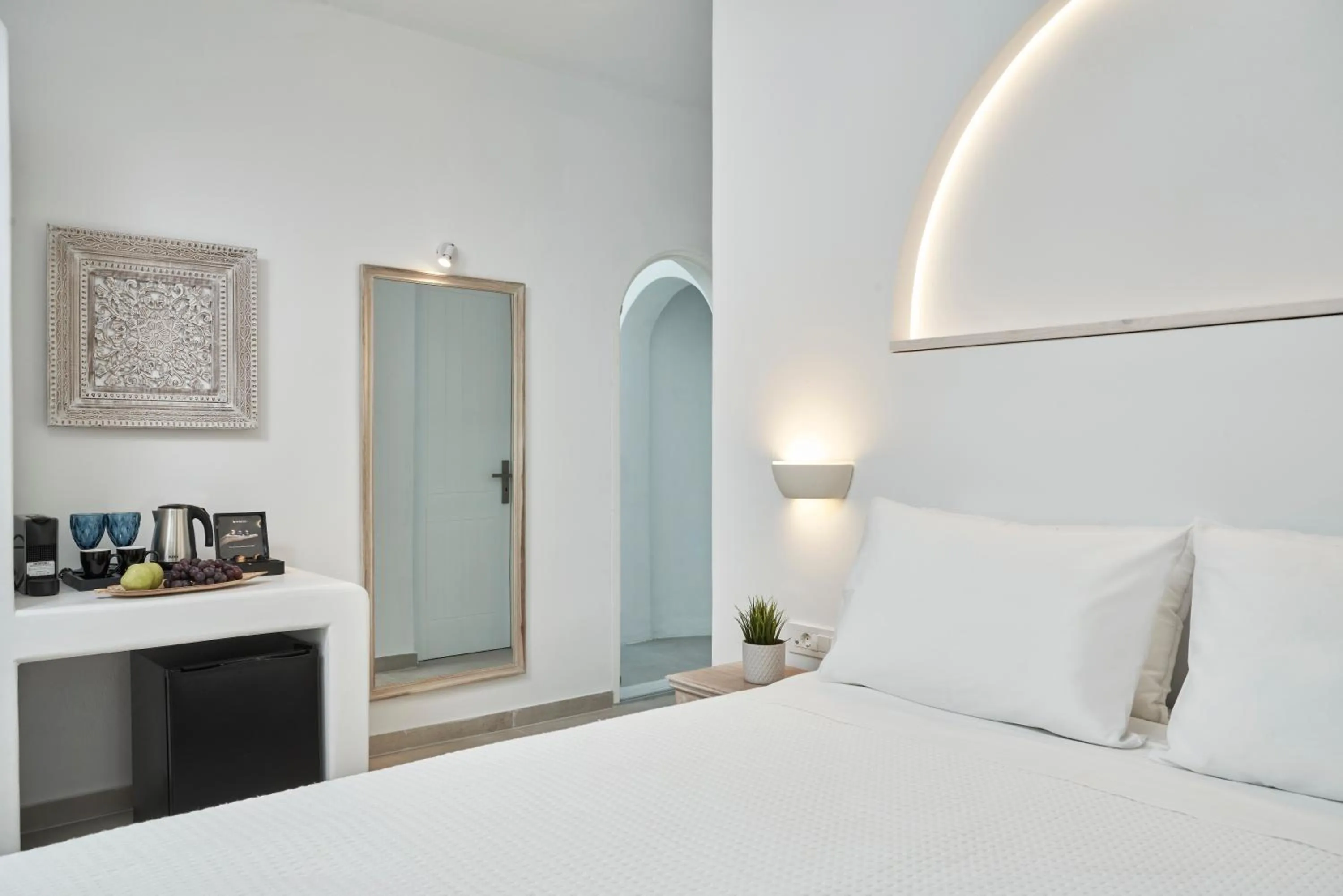 Photo of the whole room, Bed in Galation