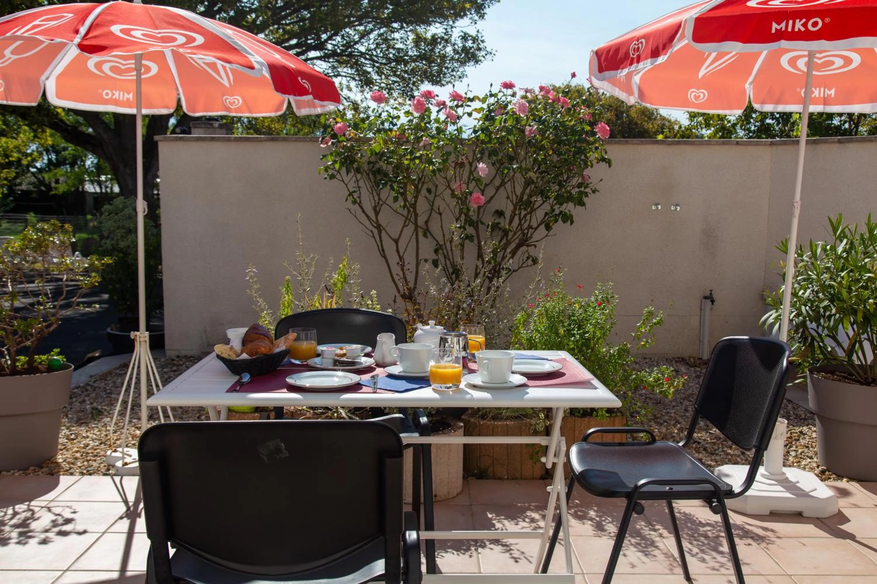 Patio in Hôtel LES TERRASSES