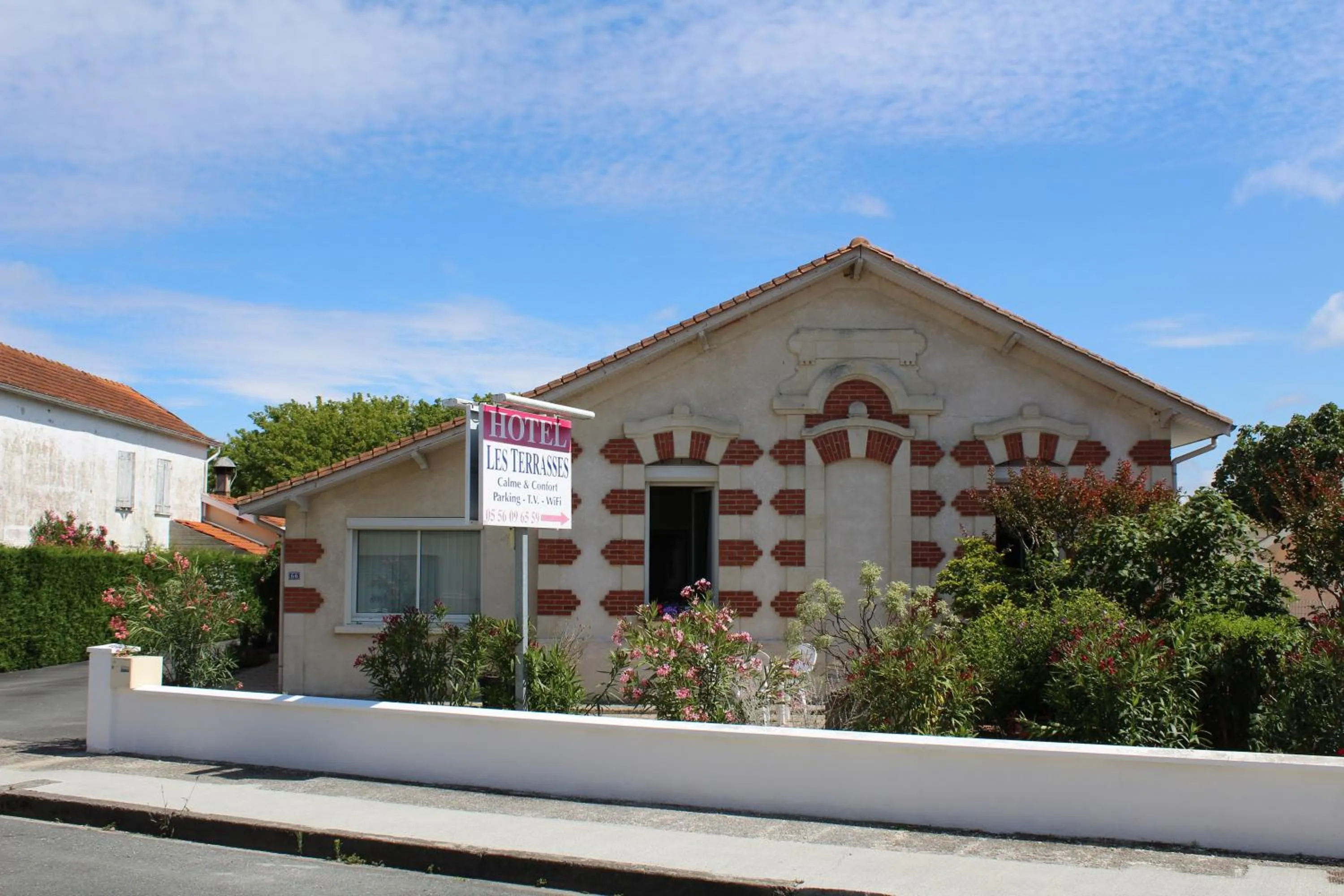 Property building in Hôtel LES TERRASSES
