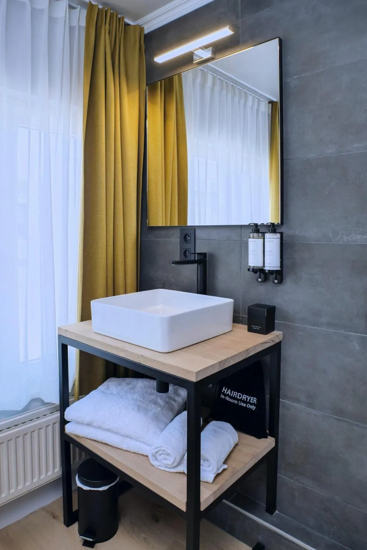 Shower, Bed in Hotel & Restaurant Maison Pal'Ange