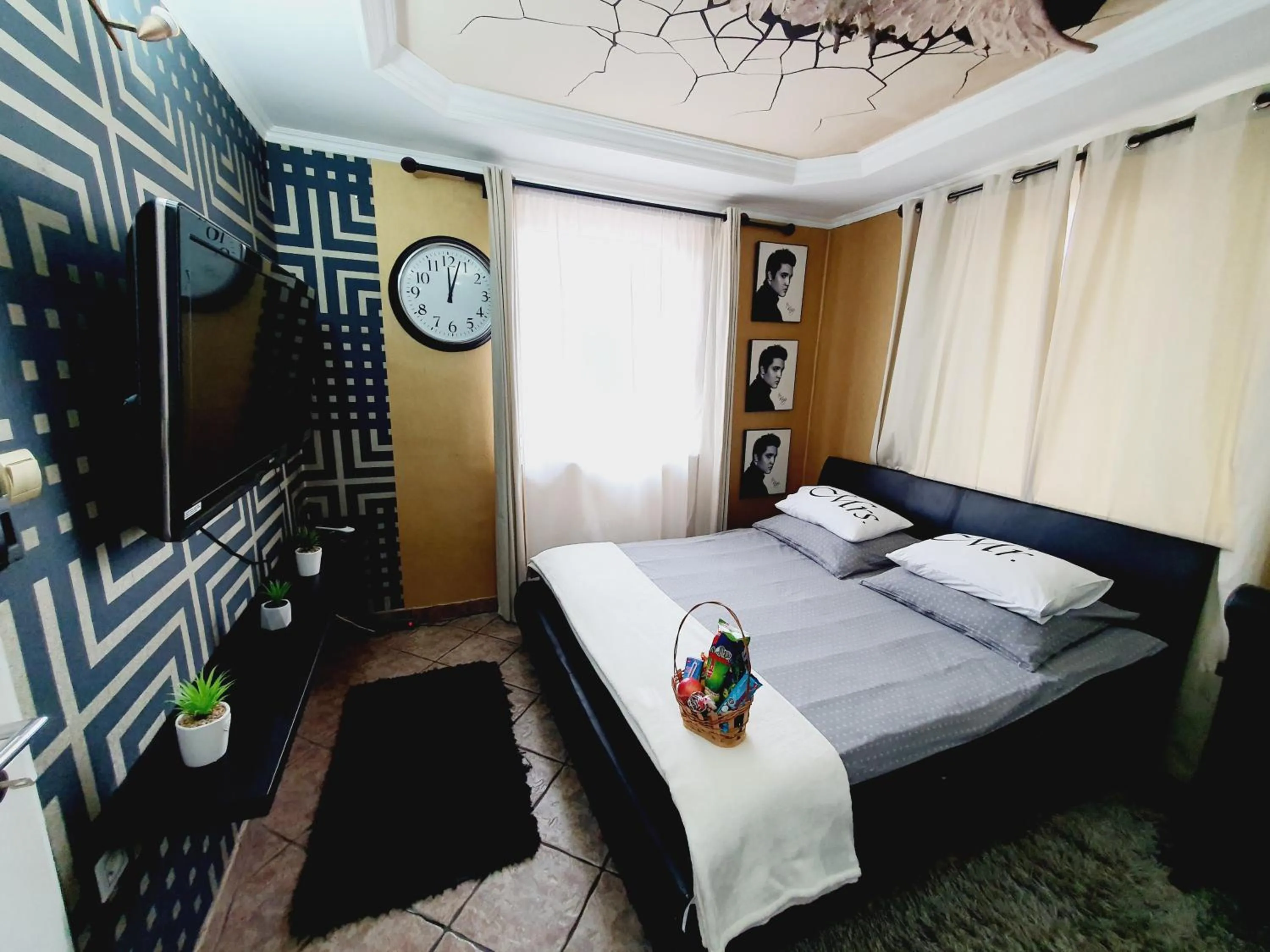 Bedroom, Bed in Airport Luxury Apartman 42