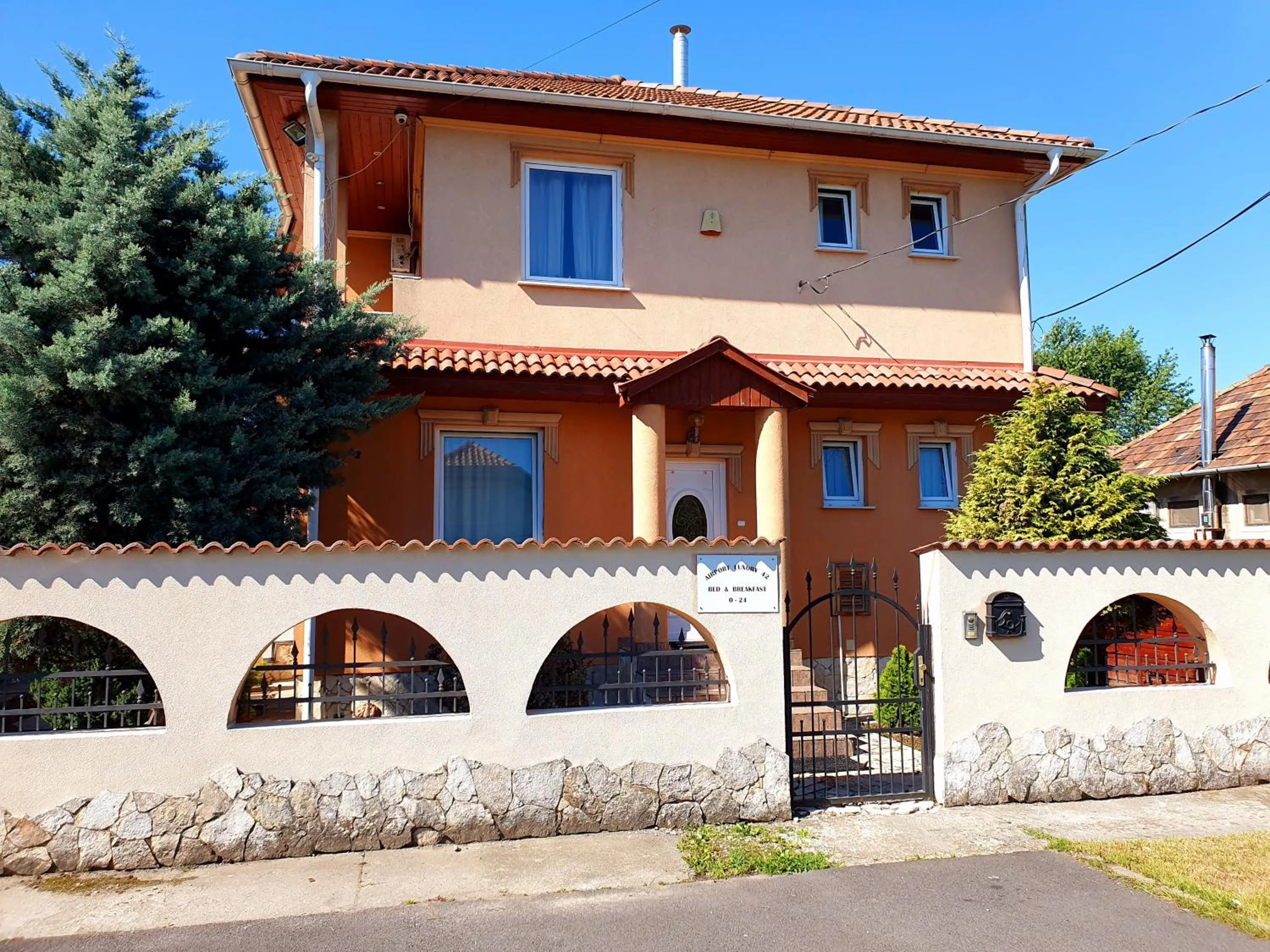 Property building in Airport Luxury Apartman 42