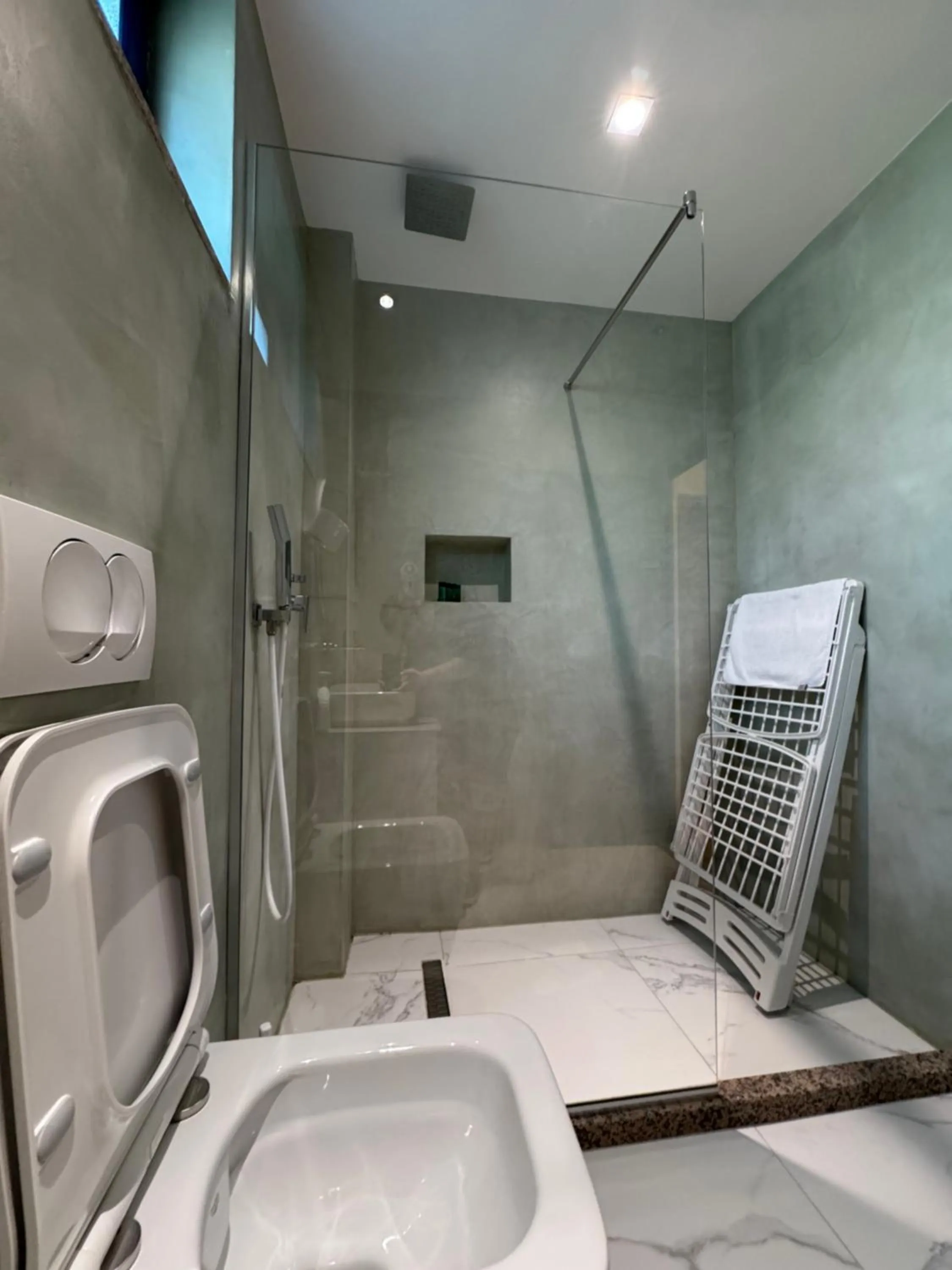 Shower in Hotel Cekodhima