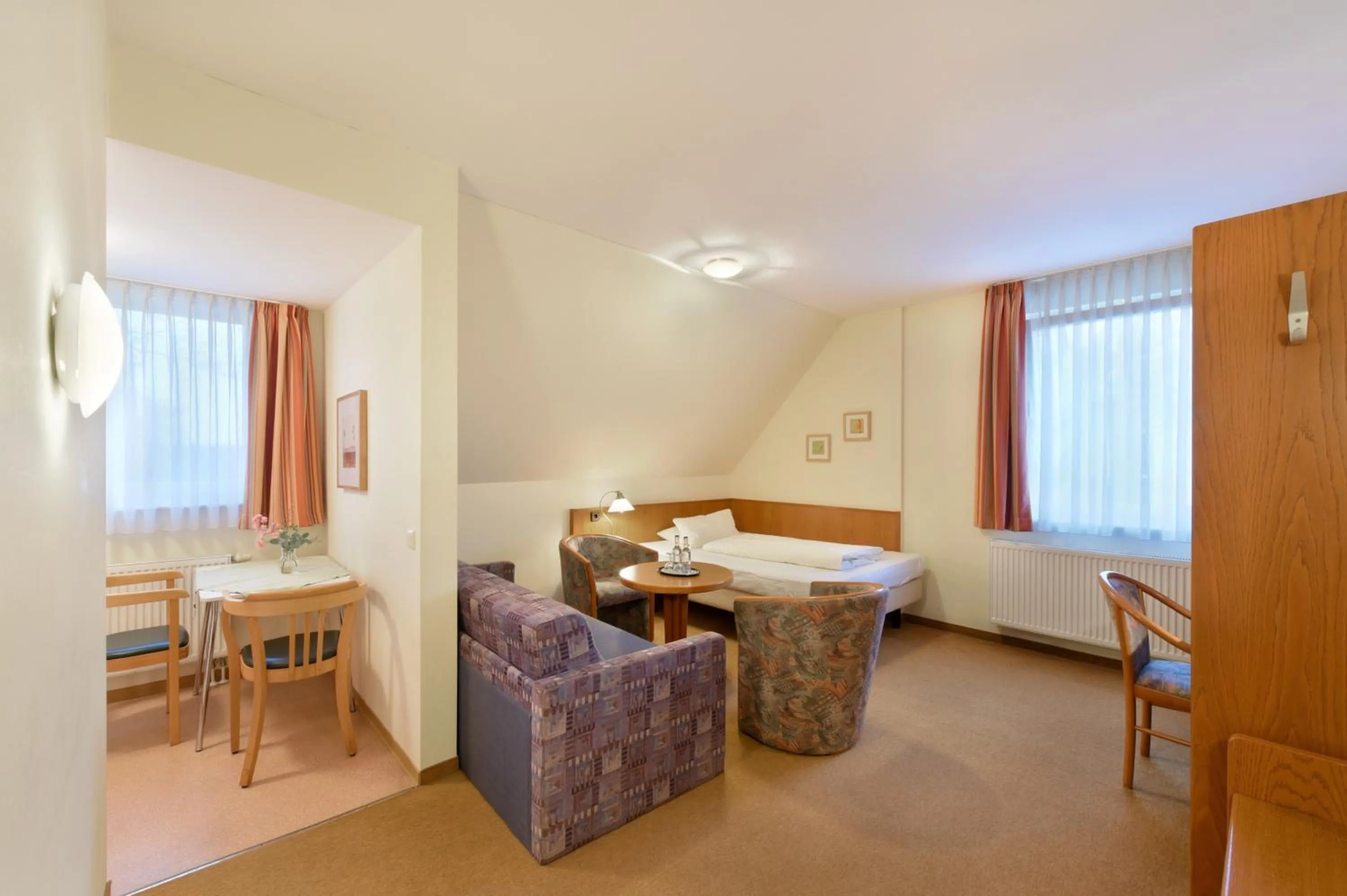 Photo of the whole room, Bed in meinHotel